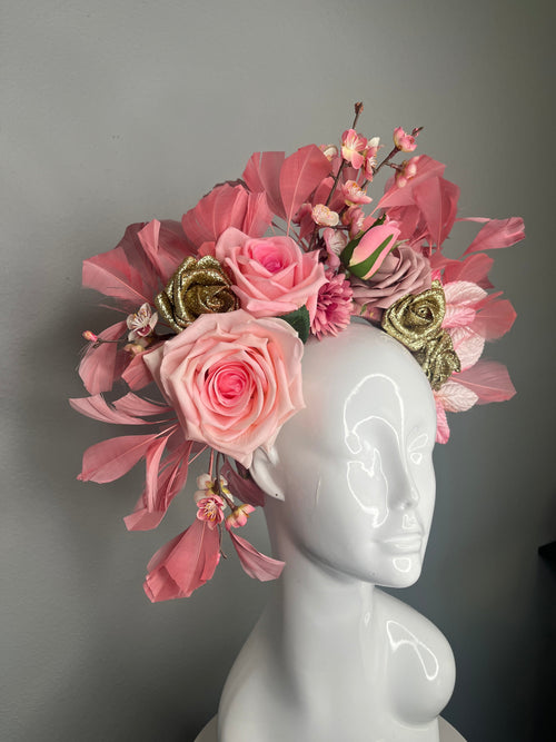 Blush Garden Crown mit Rosen, Kirschblüten und Federflügeln