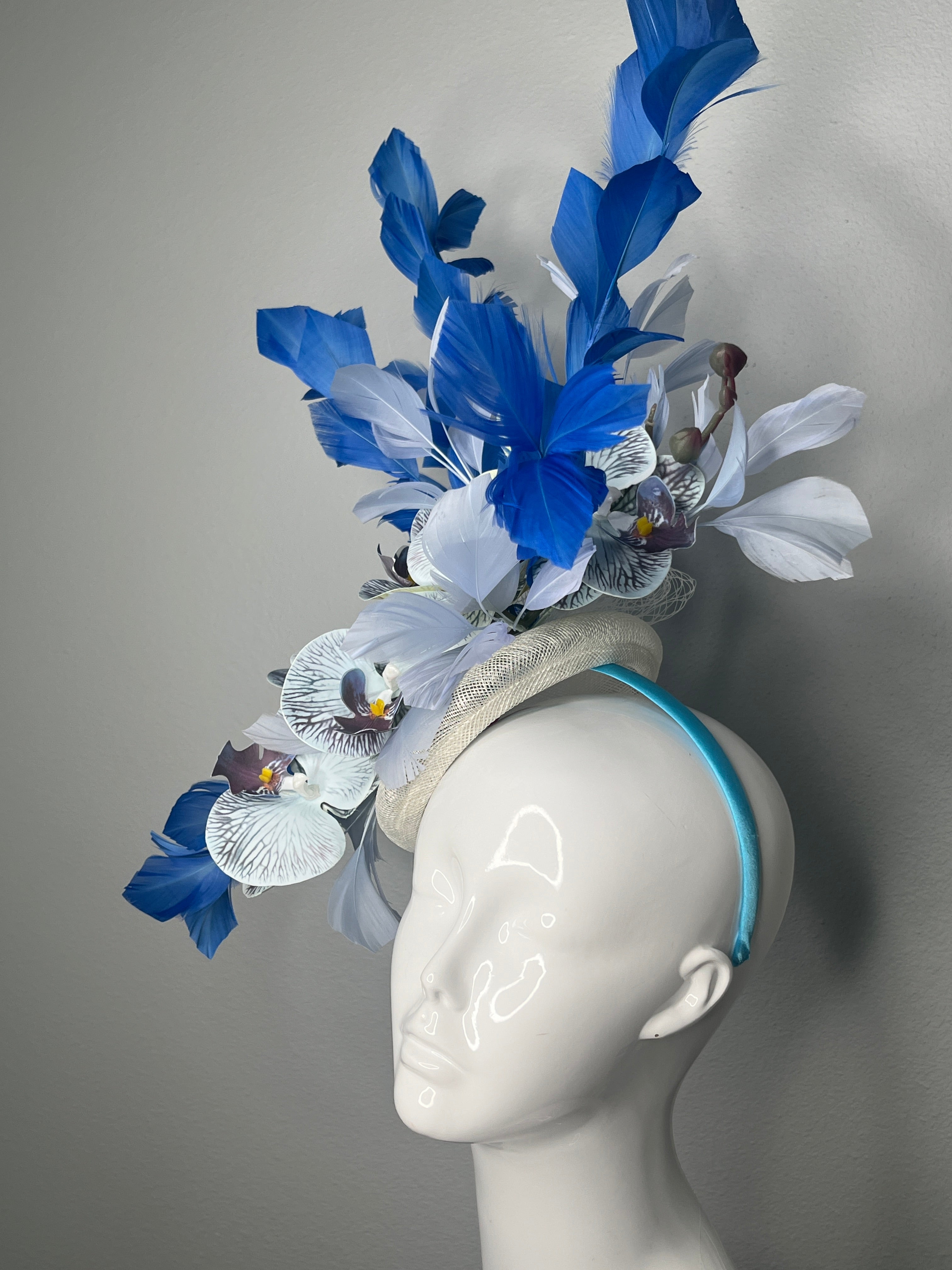 Elegant Blau Orchid Blumen Federn Fascinator - Handmade Statement Hat für Hochzeiten und besondere Veranstaltungen