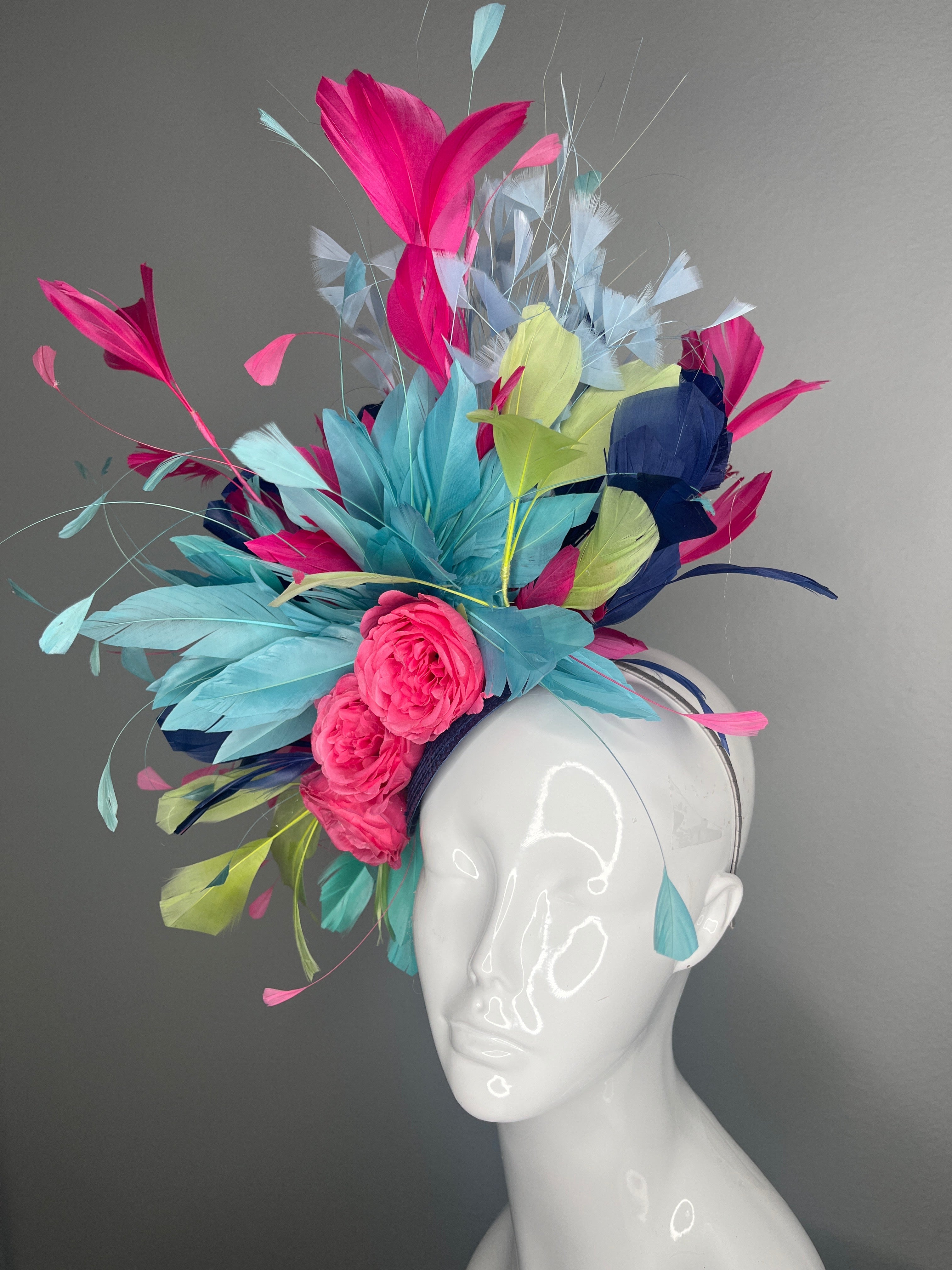 Tropical Sorbet Statement-Fascinator | Aqua Blau Leuchtrosa Marineblau Derby-Hut | Bold Blumen & Federn Kopfschmuck