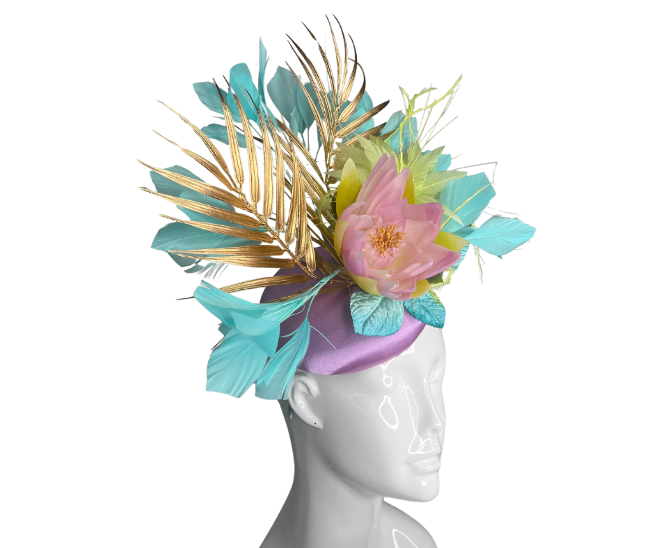 Tropical Elegance Fascinator Pastell Blumen und Gold Accent Kopfstück