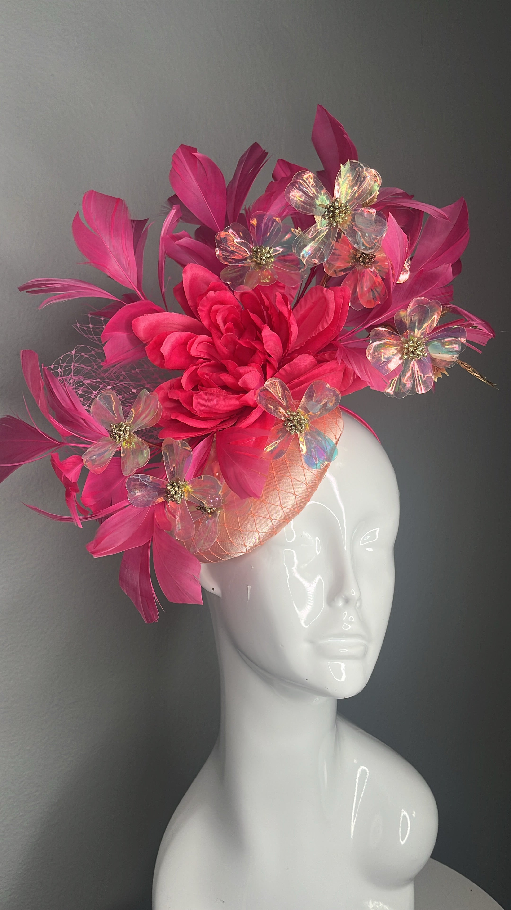 Rosa und schillernden Fascinator-Hut