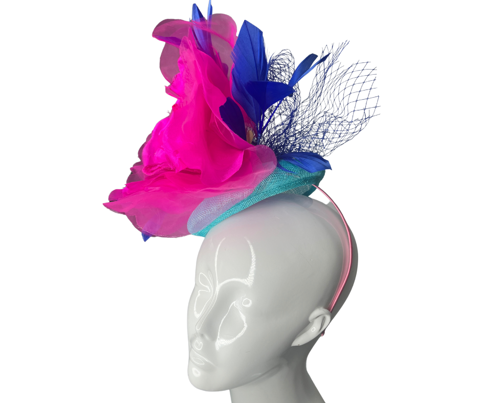 Fuchsia und Marineblau Statement Faszinator mit übergroßen Blumen und Mesh Akzente