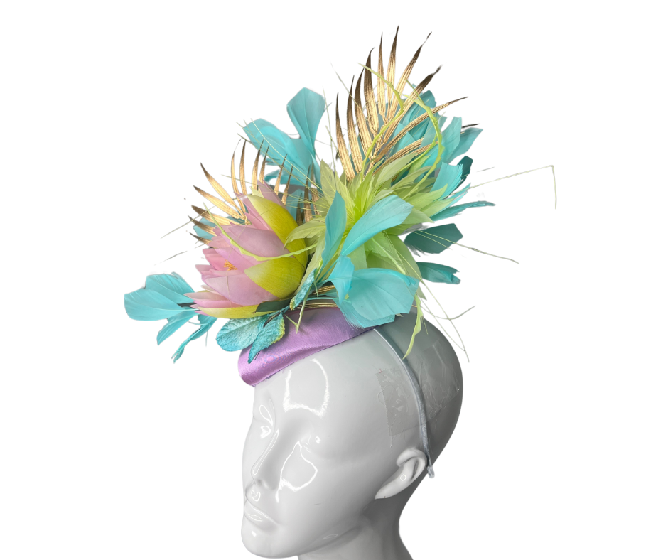 Tropical Elegance Fascinator Pastell Blumen und Gold Accent Kopfstück