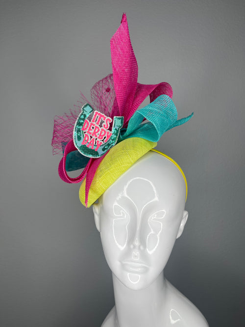 Bunte Kentucky Derby Fascinator 'It's Derby Day' Horseshoe Hut mit Rosa, Blaugrün und Yellow Sinamay