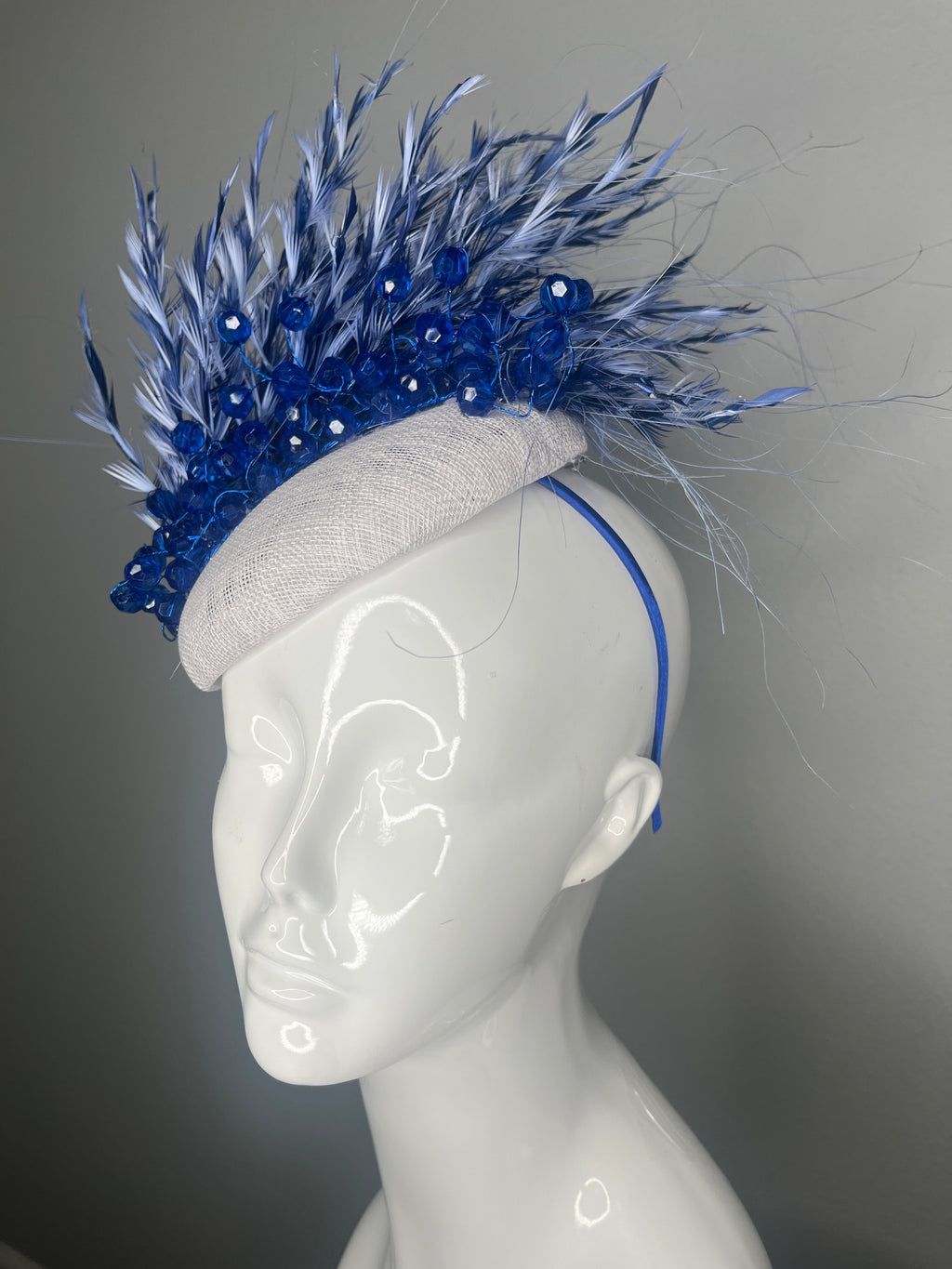 Königsblau Feder und Kristall Fascinator Weiß Sinamay Derby-Hut
