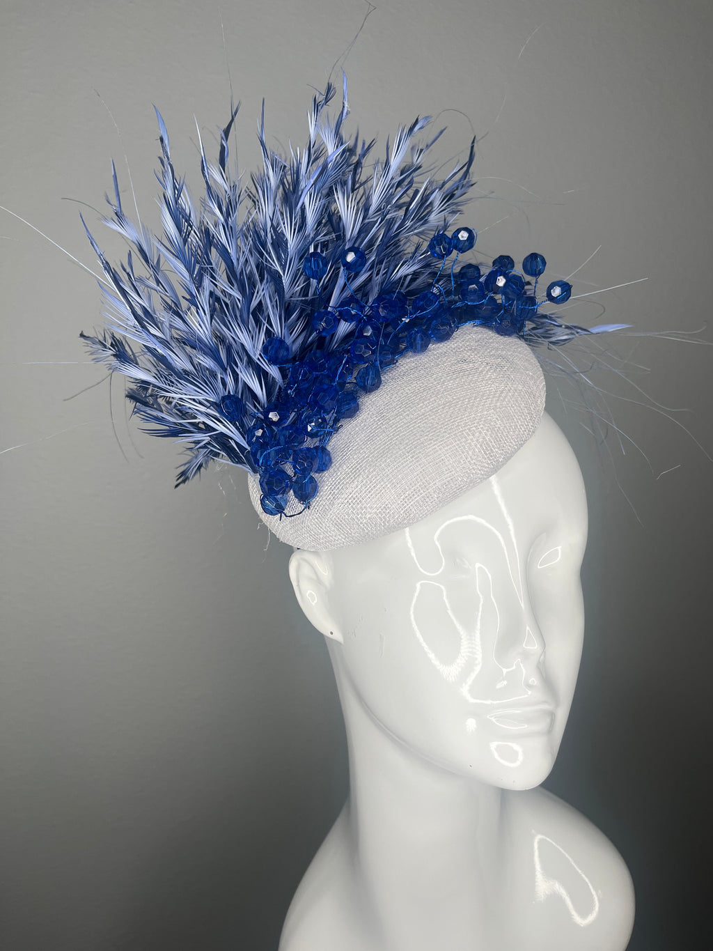 Königsblau Feder und Kristall Fascinator Weiß Sinamay Derby-Hut