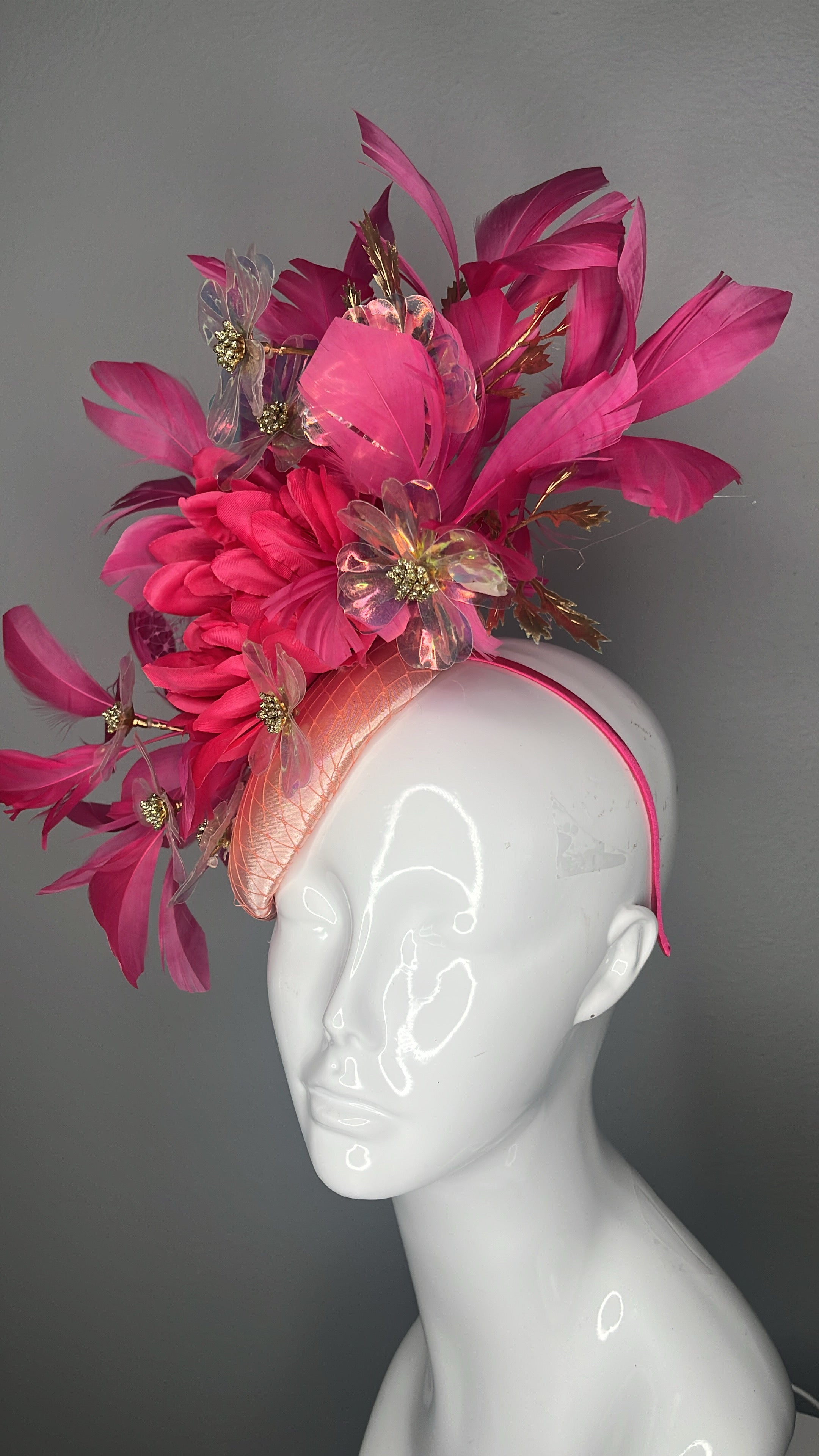Rosa und schillernden Fascinator-Hut