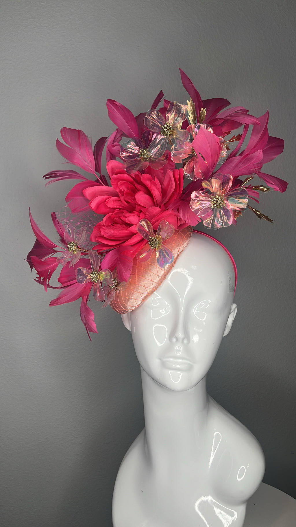 Rosa und schillernden Fascinator-Hut