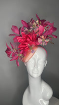 Rosa und schillernden Fascinator-Hut