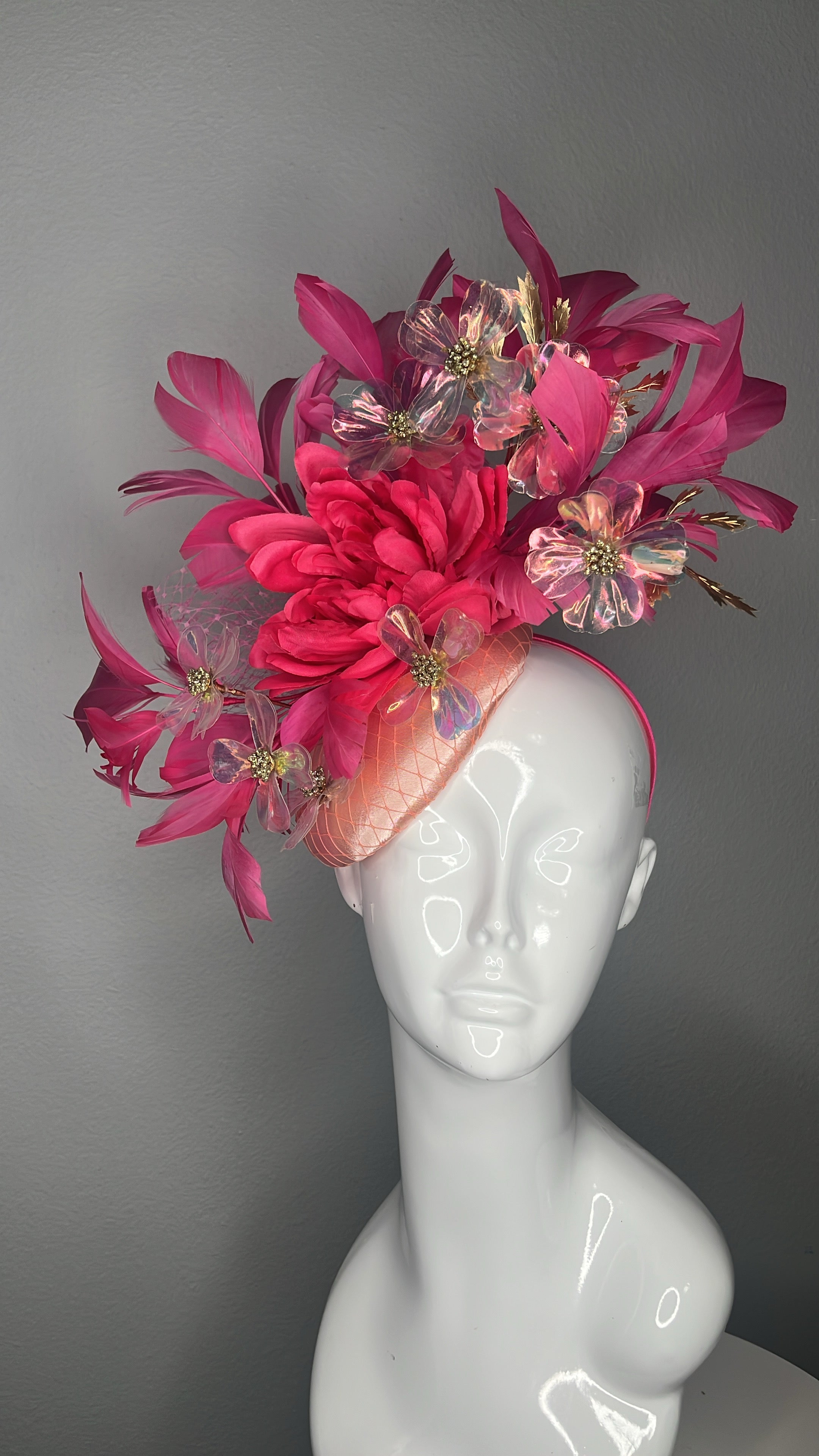 Rosa und schillernden Fascinator-Hut