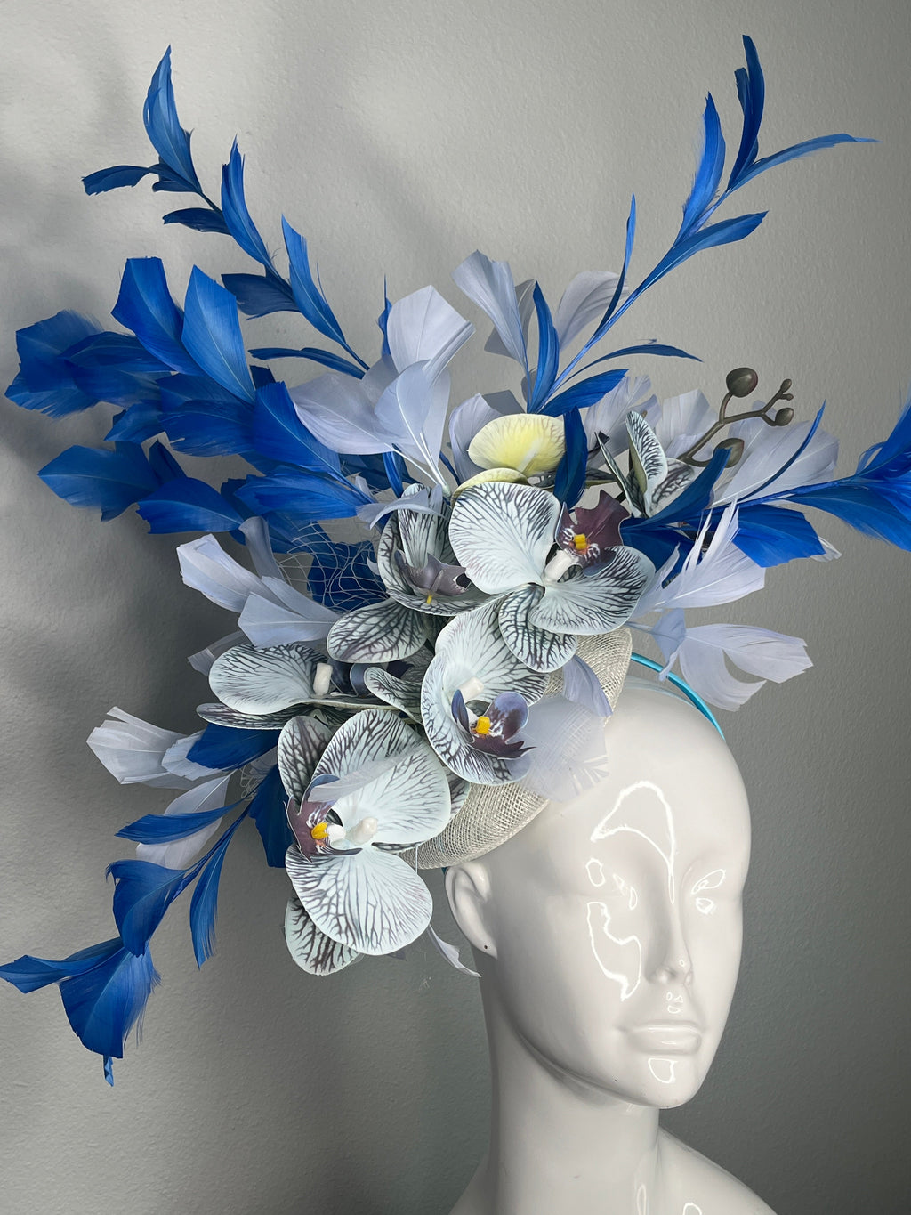 Elegant Blau Orchid Blumen Federn Fascinator - Handmade Statement Hat für Hochzeiten und besondere Veranstaltungen