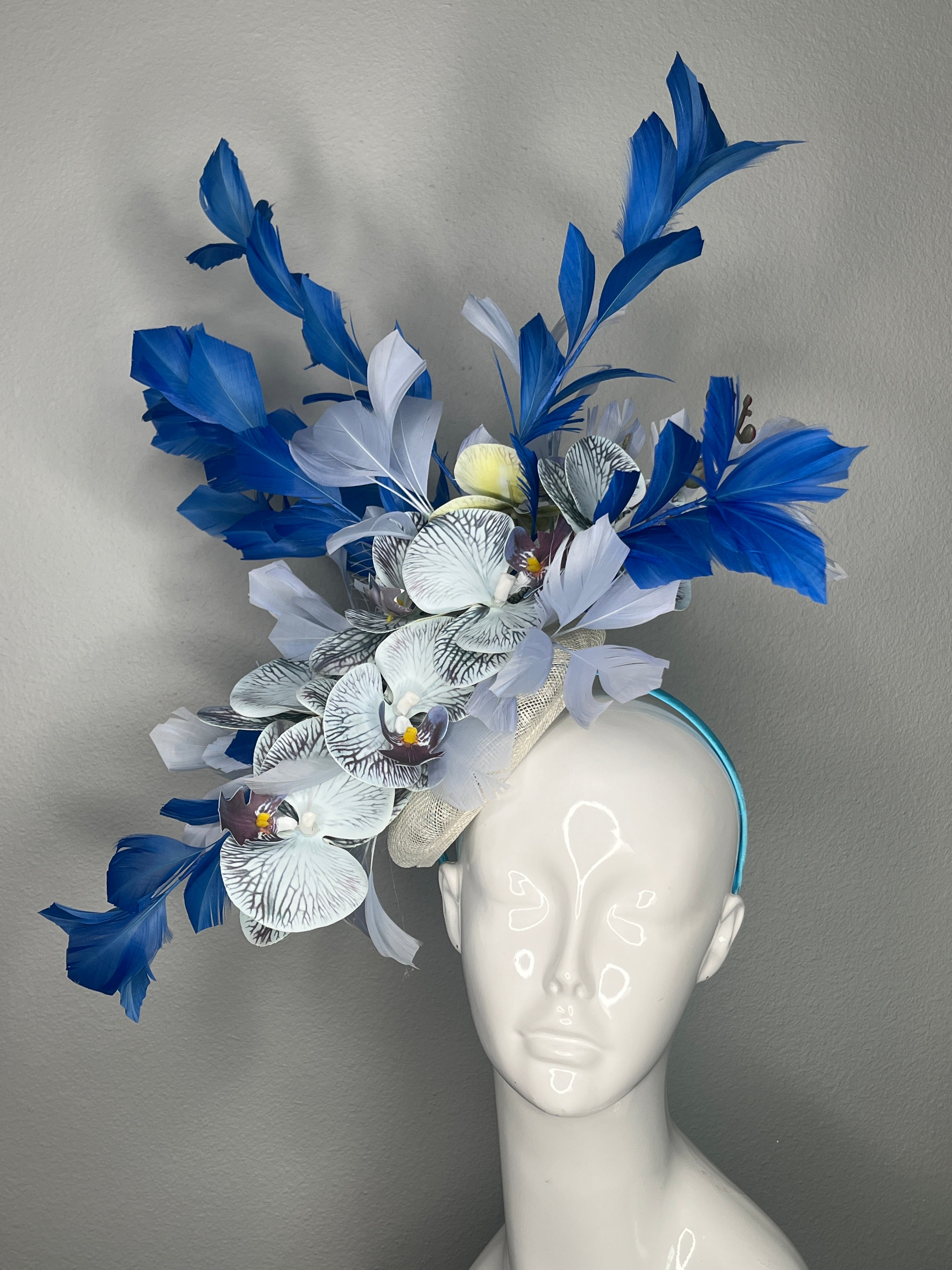 Elegant Blau Orchid Blumen Federn Fascinator - Handmade Statement Hat für Hochzeiten und besondere Veranstaltungen