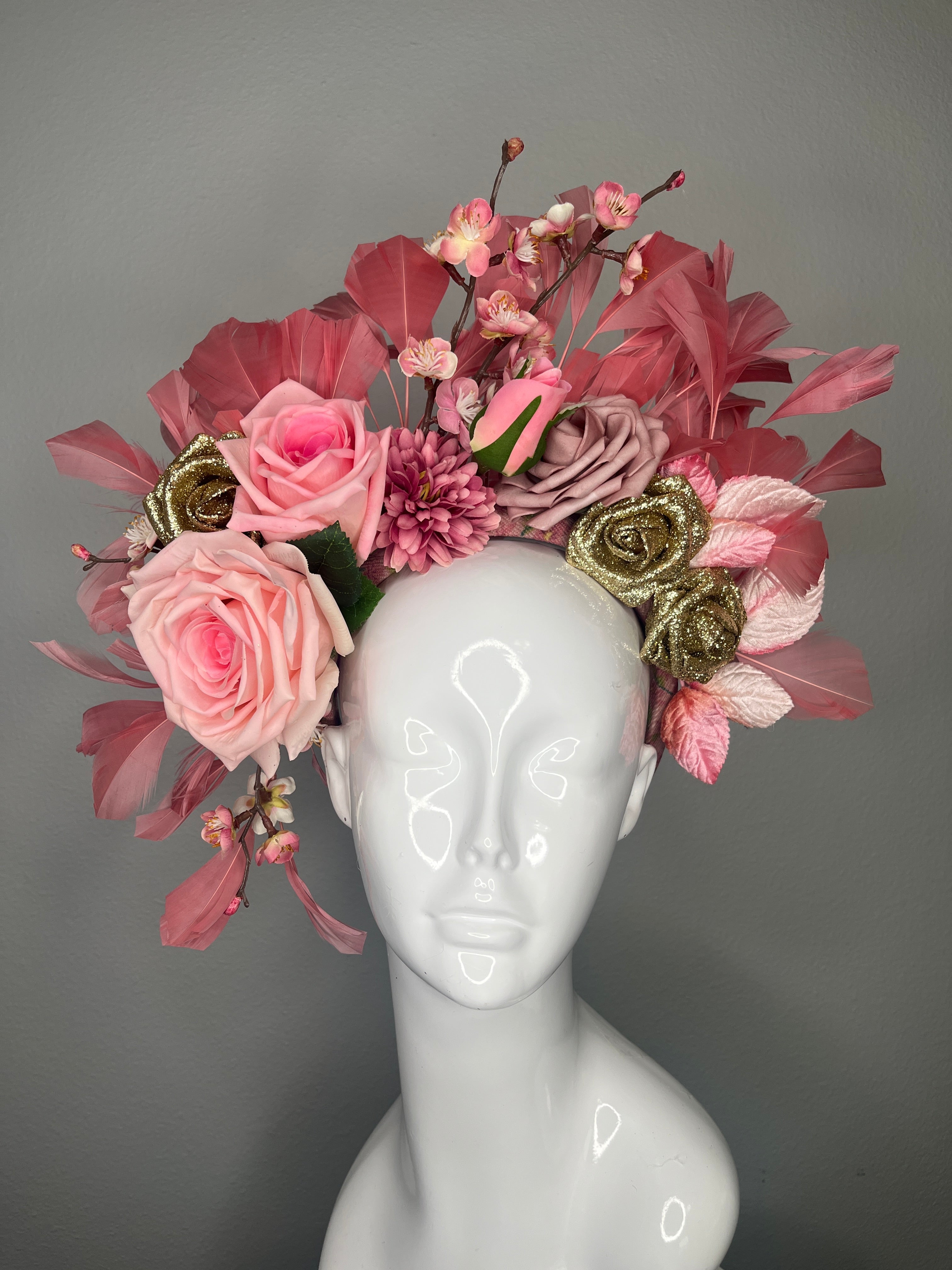 Blush Garden Crown mit Rosen, Kirschblüten und Federflügeln