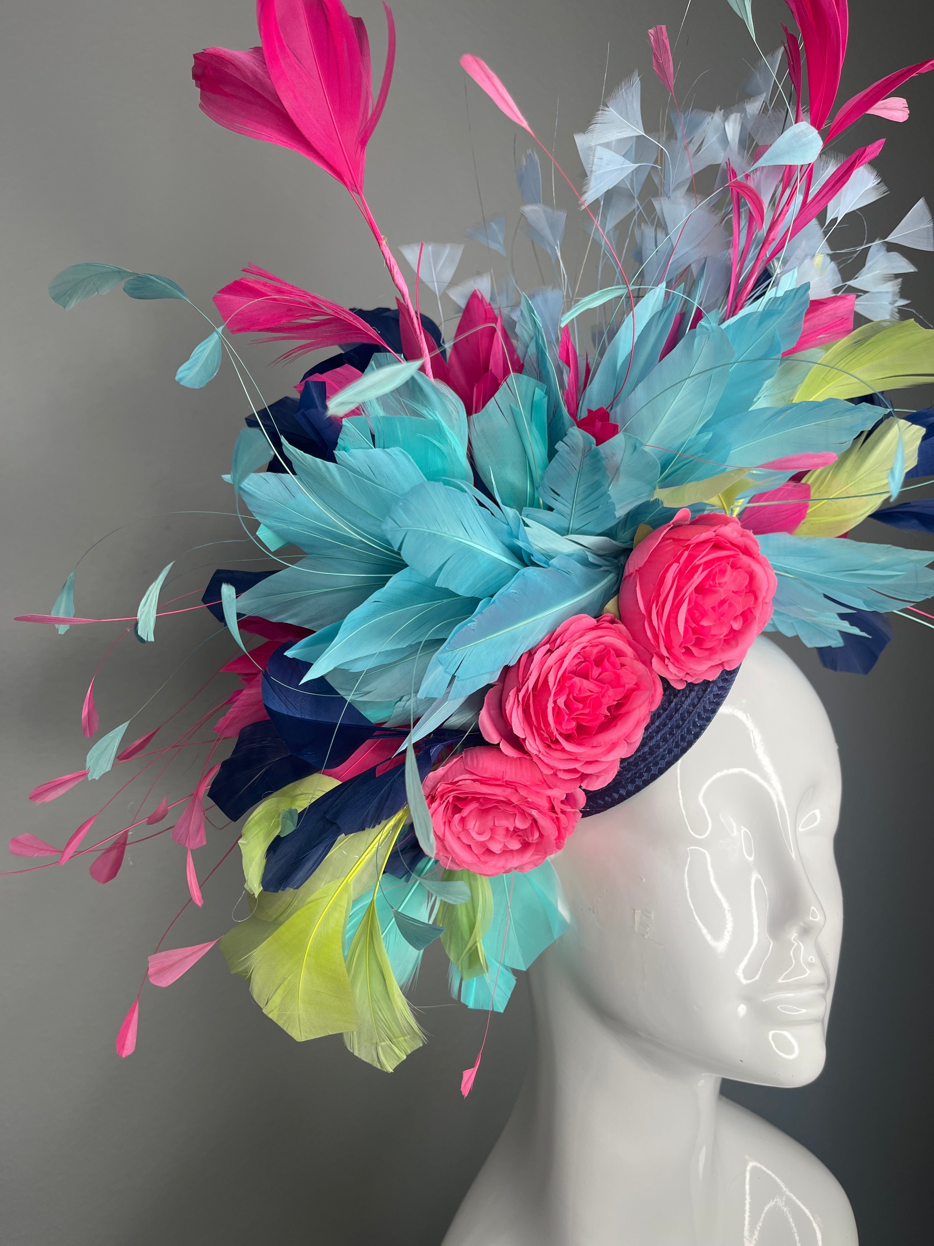 Tropical Sorbet Statement-Fascinator | Aqua Blau Leuchtrosa Marineblau Derby-Hut | Bold Blumen & Federn Kopfschmuck