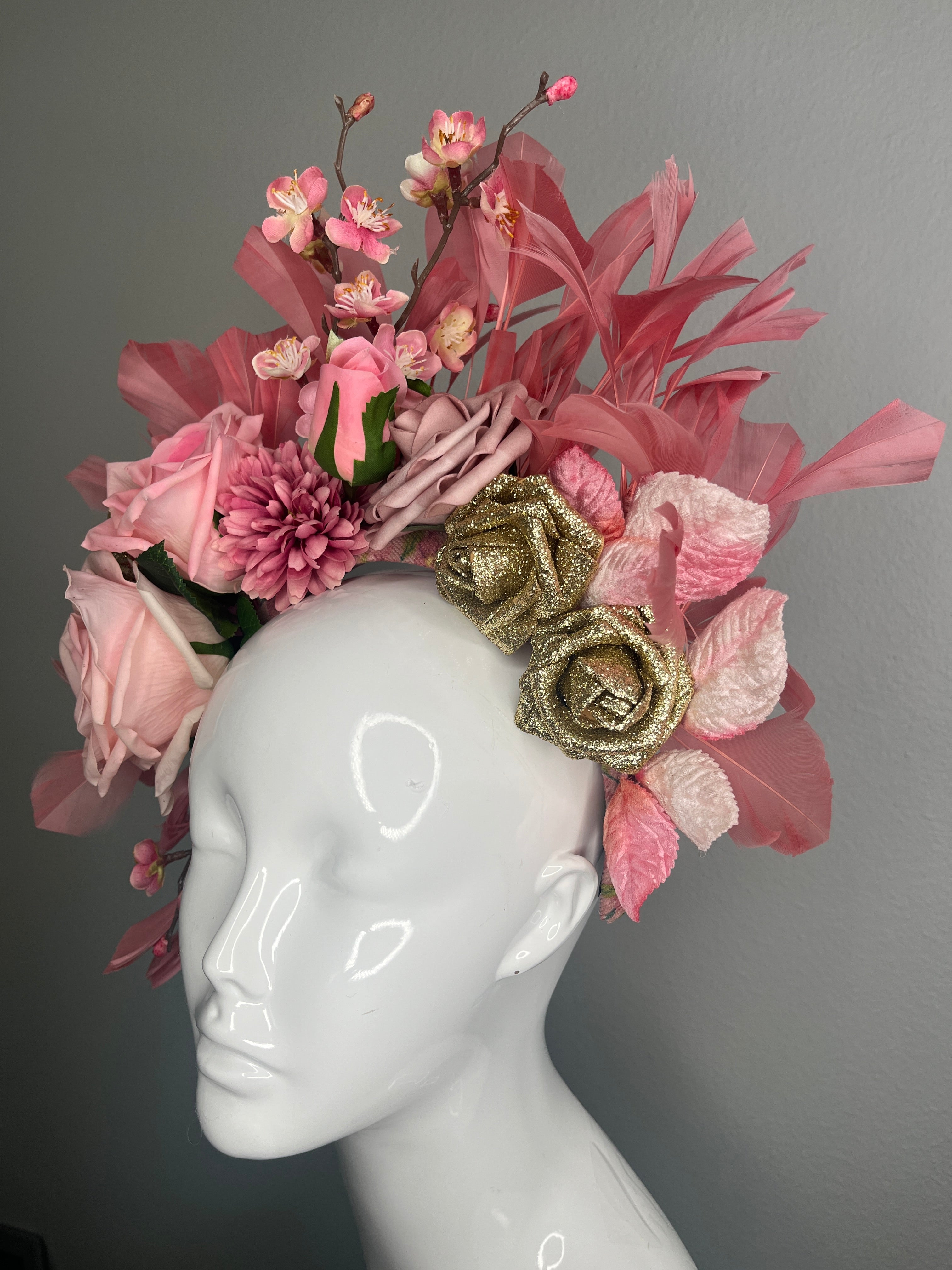 Blush Garden Crown mit Rosen, Kirschblüten und Federflügeln