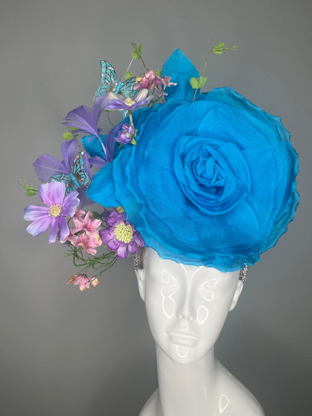 Türkisblaue Rose Schmetterling Kentucky Derby Lavendelfedern Garten Couture-Fascinator Kopfstück