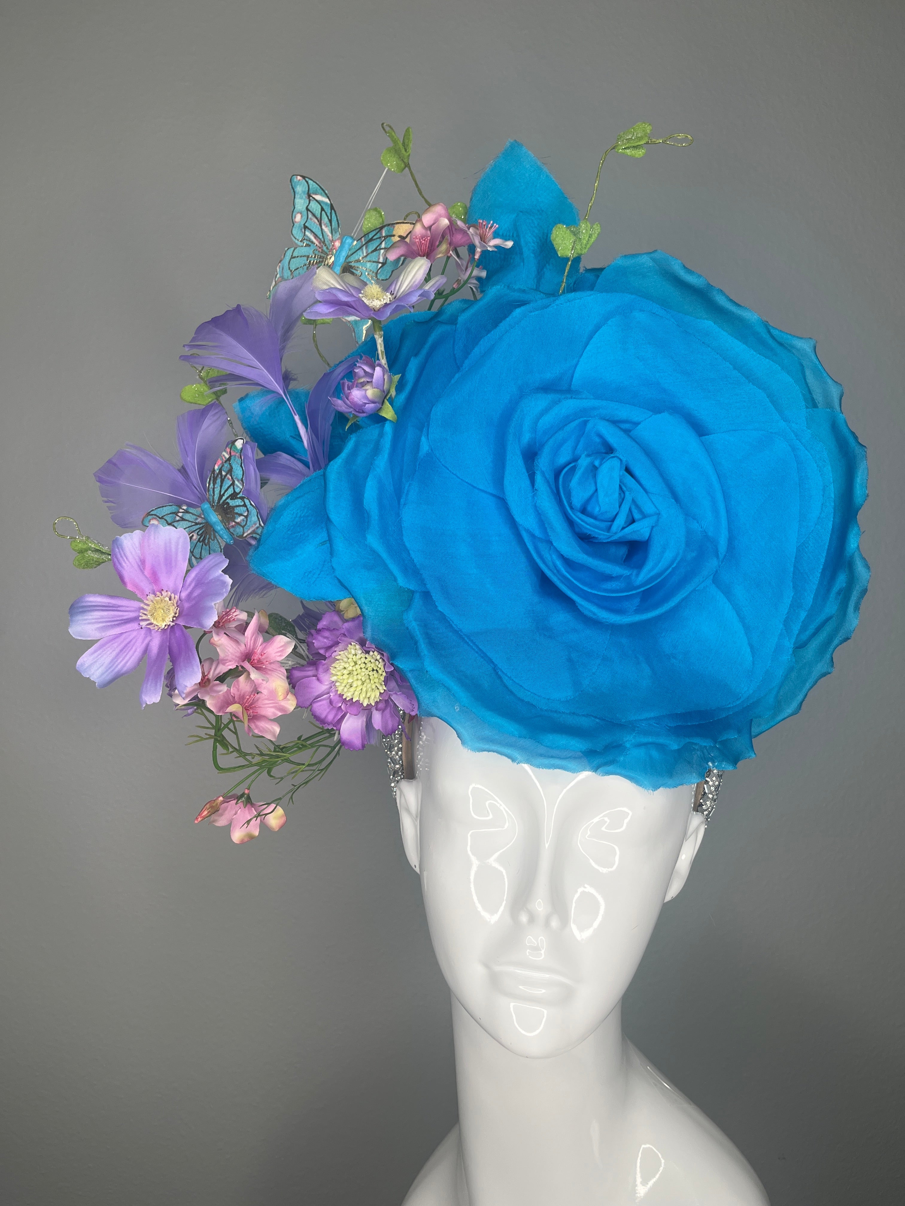 Türkisblaue Rose Schmetterling Kentucky Derby Lavendelfedern Garten Couture-Fascinator Kopfstück
