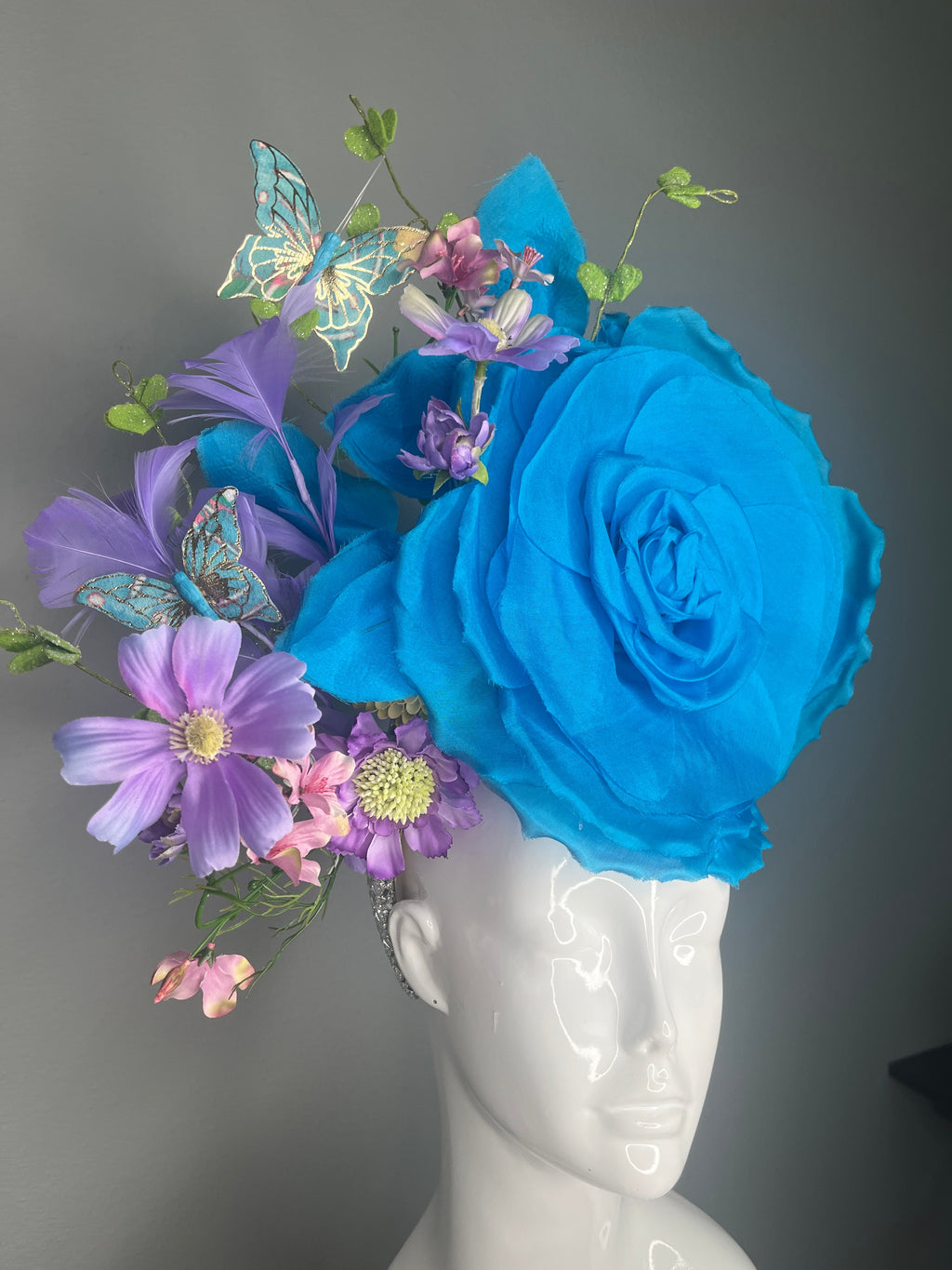 Türkisblaue Rose Schmetterling Kentucky Derby Lavendelfedern Garten Couture-Fascinator Kopfstück