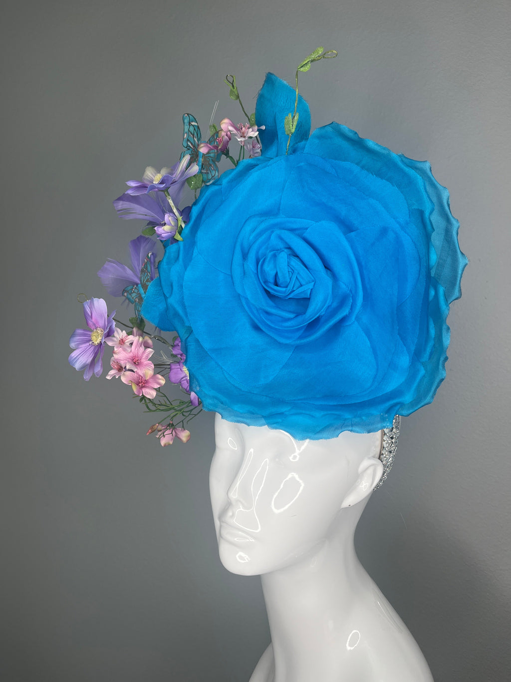 Türkisblaue Rose Schmetterling Kentucky Derby Lavendelfedern Garten Couture-Fascinator Kopfstück
