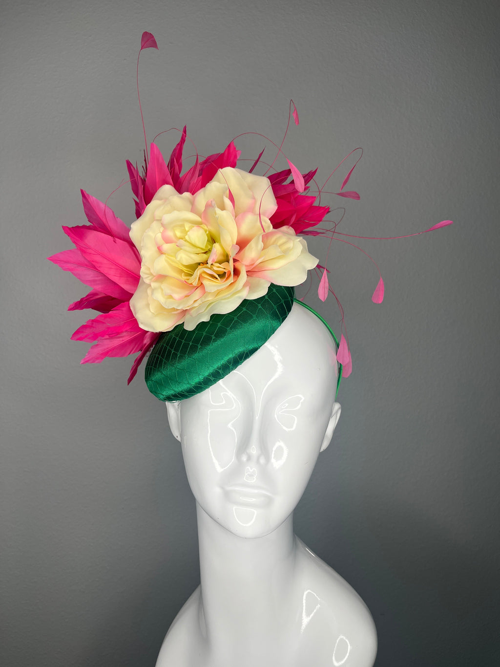 Smaragdgrün und Fuchsia Couture Feder Faszinator Hut mit gelben Blumendetail