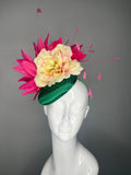 Smaragdgrün und Fuchsia Couture Feder Faszinator Hut mit gelben Blumendetail