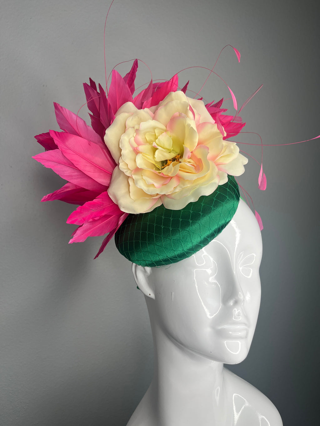 Smaragdgrün und Fuchsia Couture Feder Faszinator Hut mit gelben Blumendetail