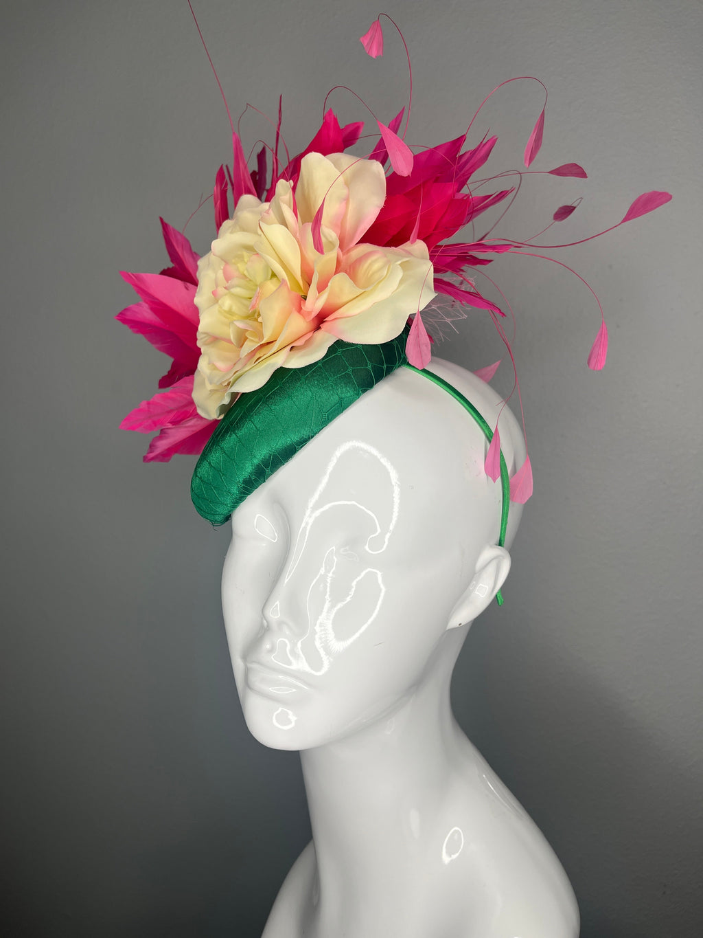Smaragdgrün und Fuchsia Couture Feder Faszinator Hut mit gelben Blumendetail