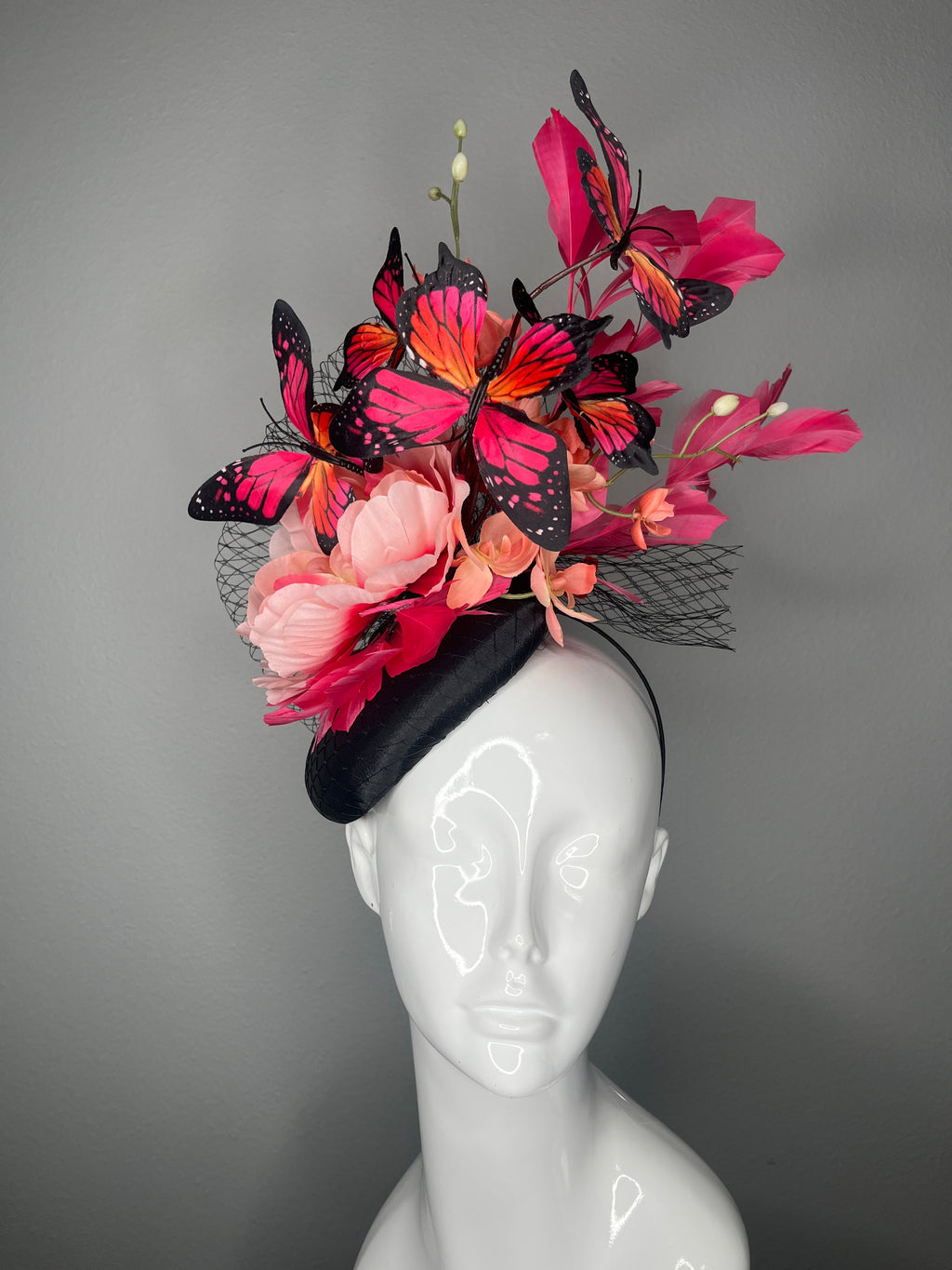 Coral Rosa Schmetterling Garden Schwarz Netting rosa Federn Faszinator Hat Kentucky Derby