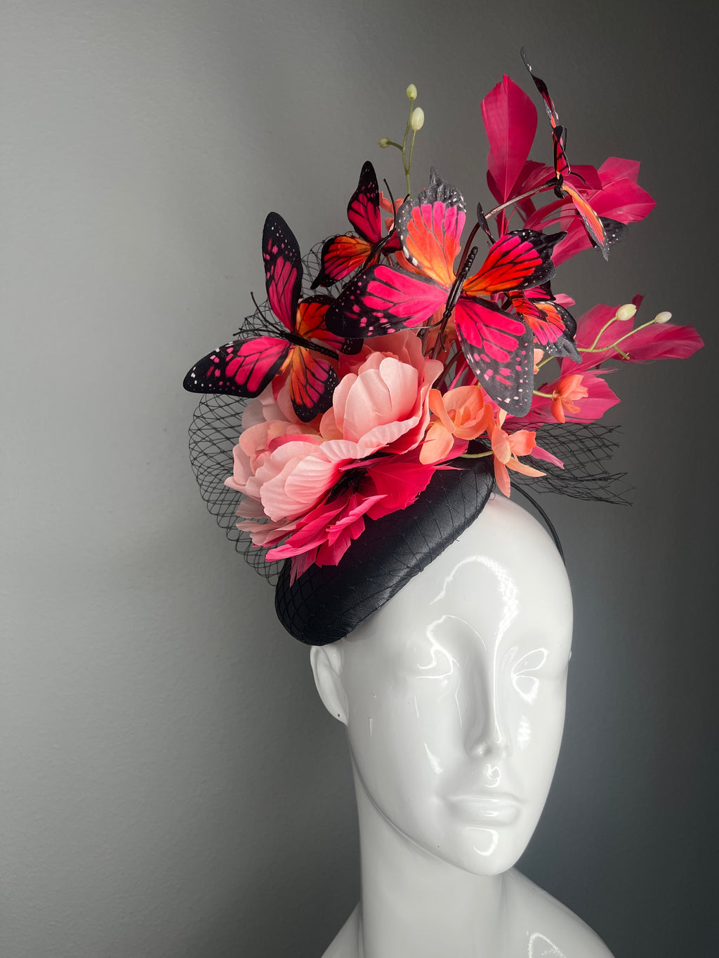 Coral Rosa Schmetterling Garden Schwarz Netting rosa Federn Faszinator Hat Kentucky Derby