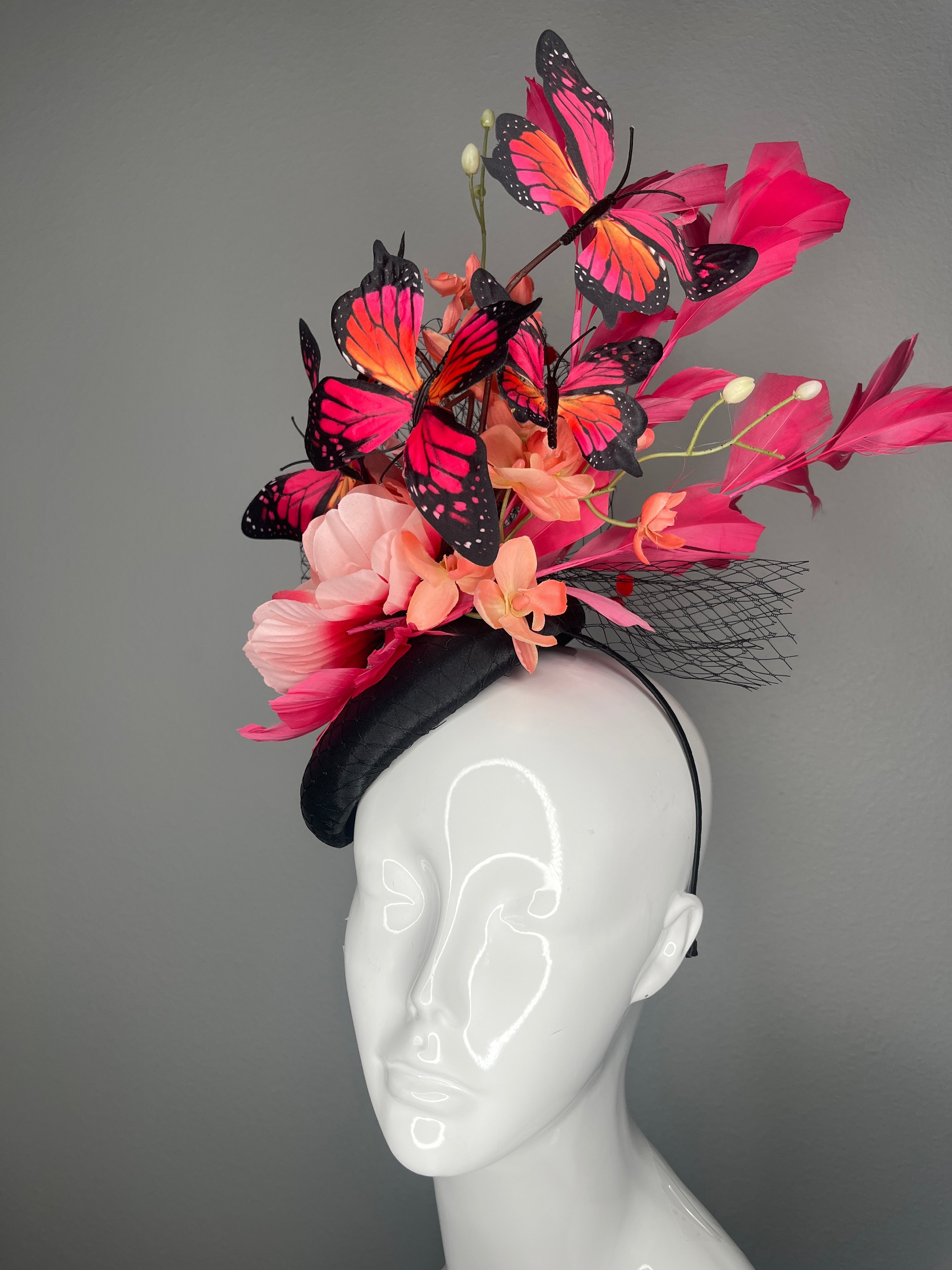 Coral Rosa Schmetterling Garden Schwarz Netting rosa Federn Faszinator Hat Kentucky Derby