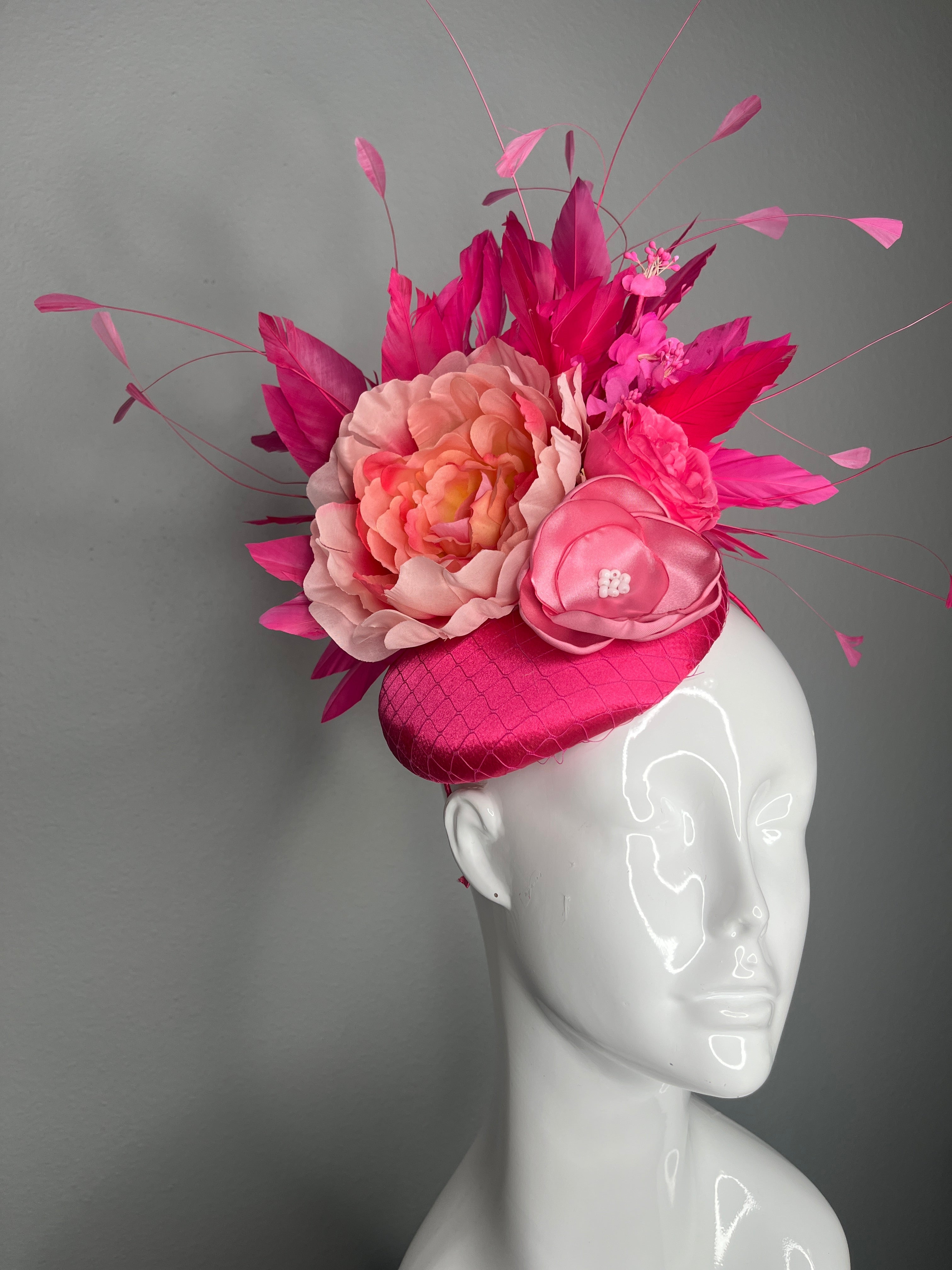 Leuchtrosa Feder Blumenblüte Fascinator Leuchtrosa Derby Hut mit Blumenfeder Spray