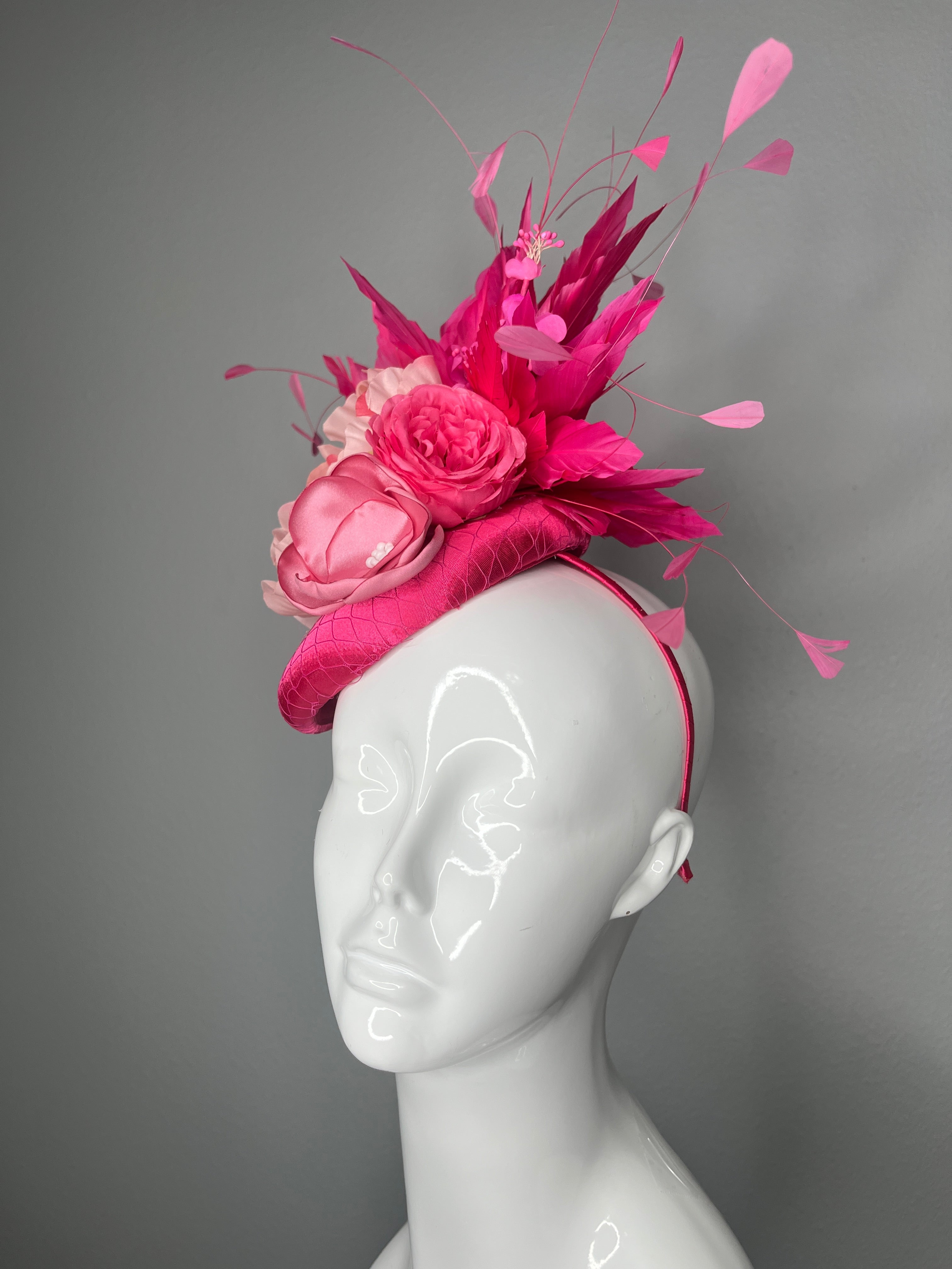 Leuchtrosa Feder Blumenblüte Fascinator Leuchtrosa Derby Hut mit Blumenfeder Spray