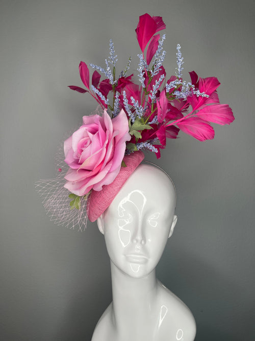 Altrosa und Fuchsia Gartenparty Fascinator-Hut Rosa Rose Feder Derby Hut mit Periwinkle Akzente