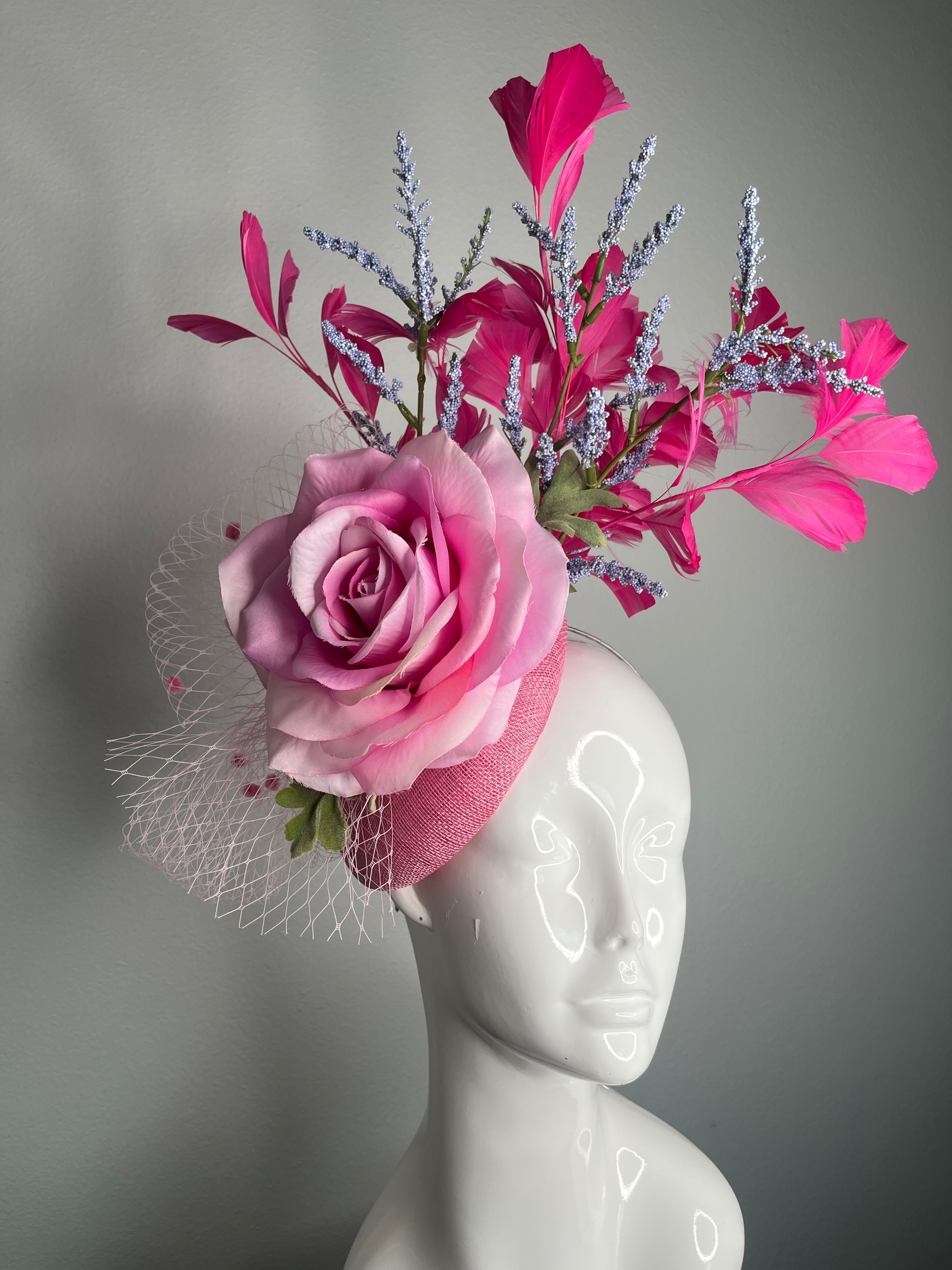 Altrosa und Fuchsia Gartenparty Fascinator-Hut Rosa Rose Feder Derby Hut mit Periwinkle Akzente