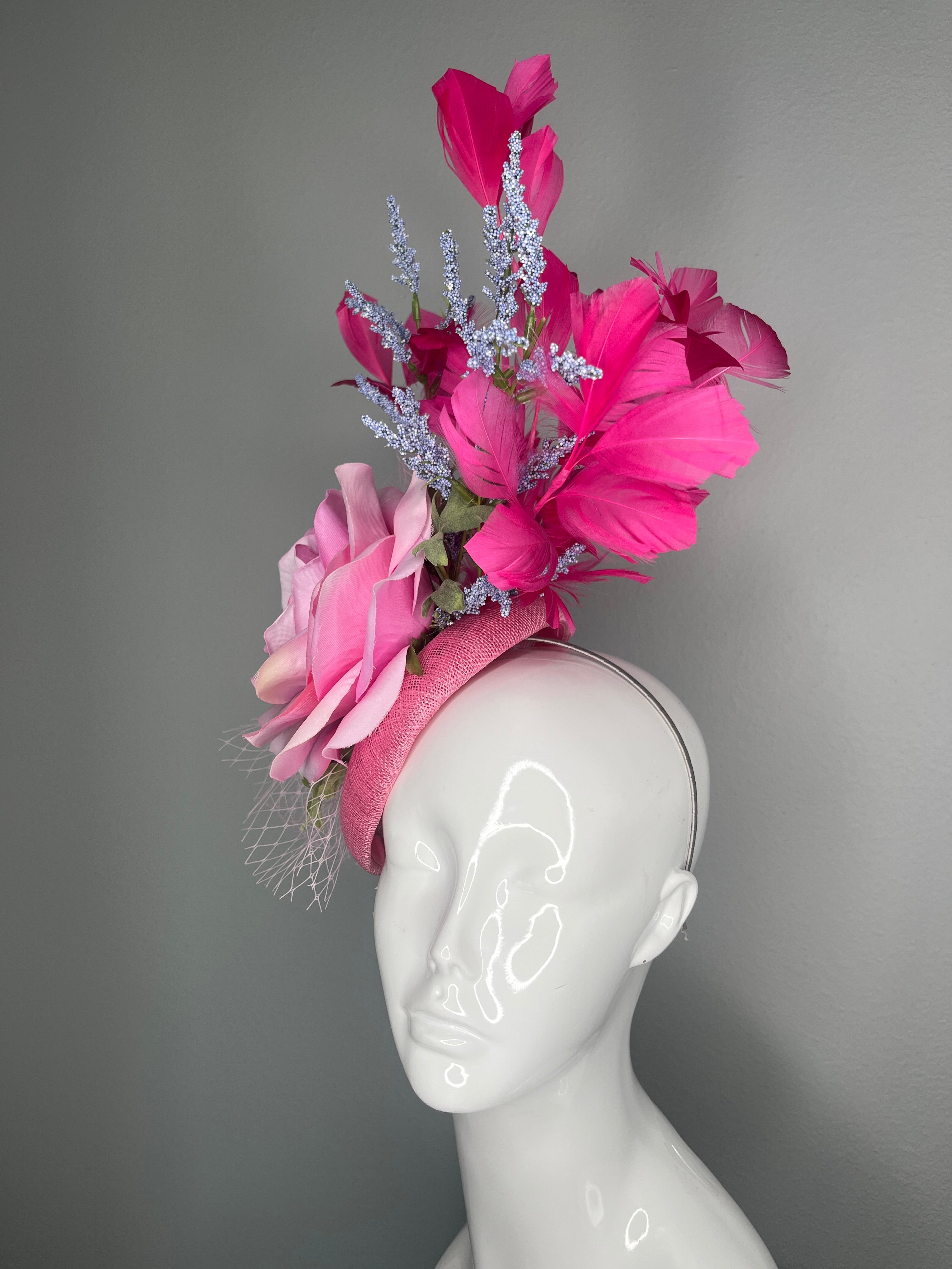 Altrosa und Fuchsia Gartenparty Fascinator-Hut Rosa Rose Feder Derby Hut mit Periwinkle Akzente