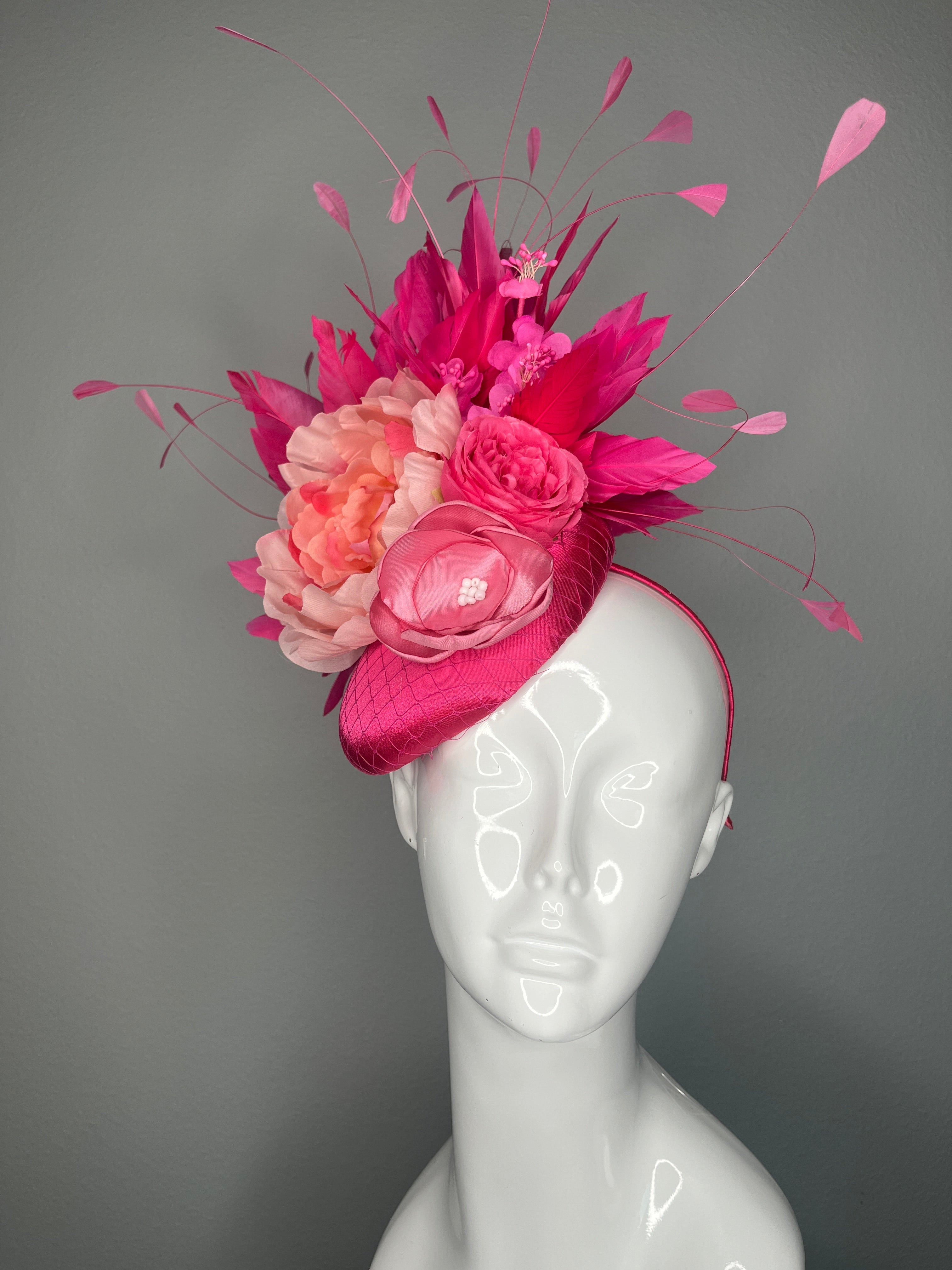 Leuchtrosa Feder Blumenblüte Fascinator Leuchtrosa Derby Hut mit Blumenfeder Spray