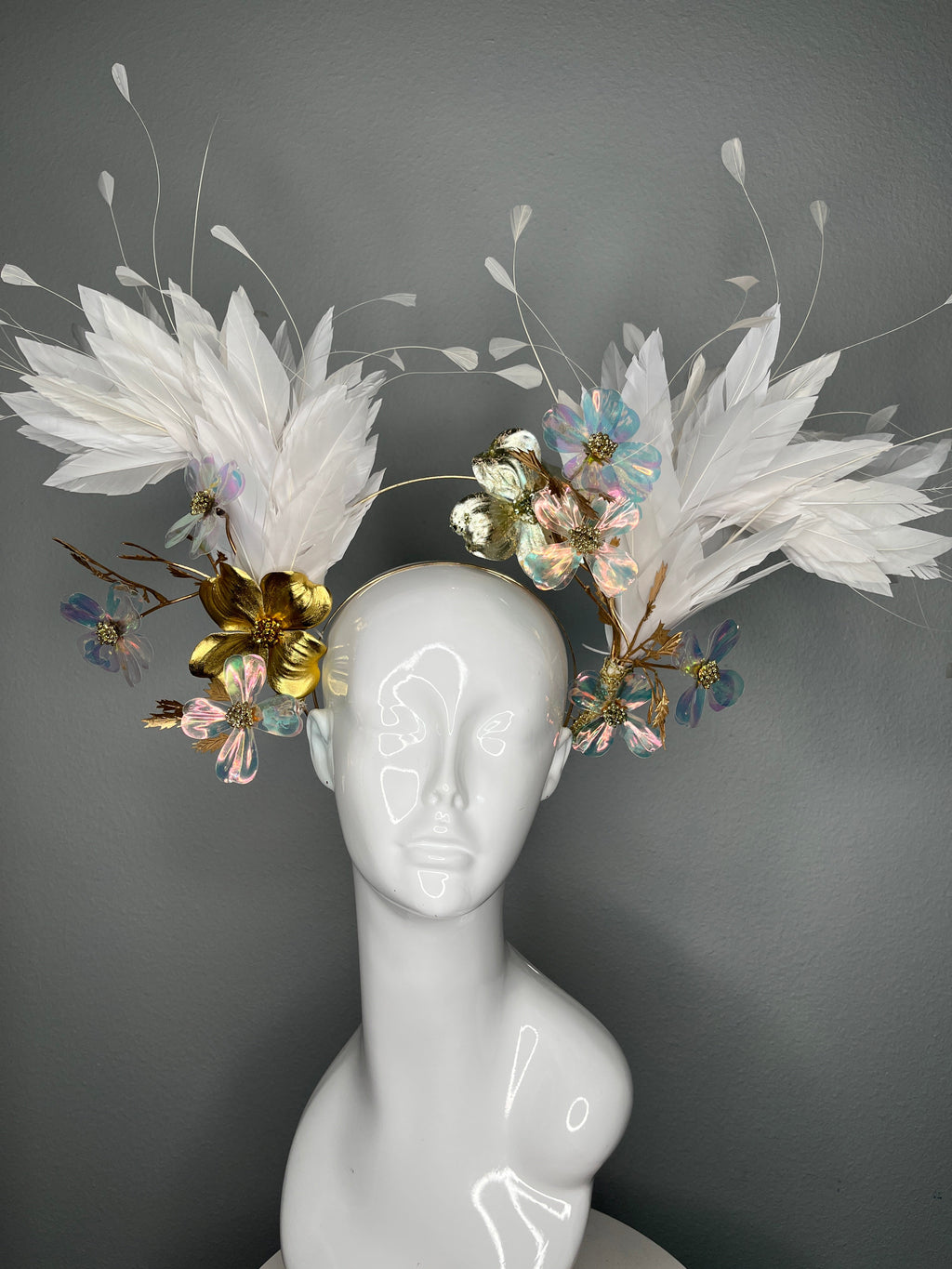 Luxuriöses weiße Federn Schillernd Blumen Gold Halo-Fascinator