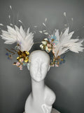 Luxuriöses weiße Federn Schillernd Blumen Gold Halo-Fascinator