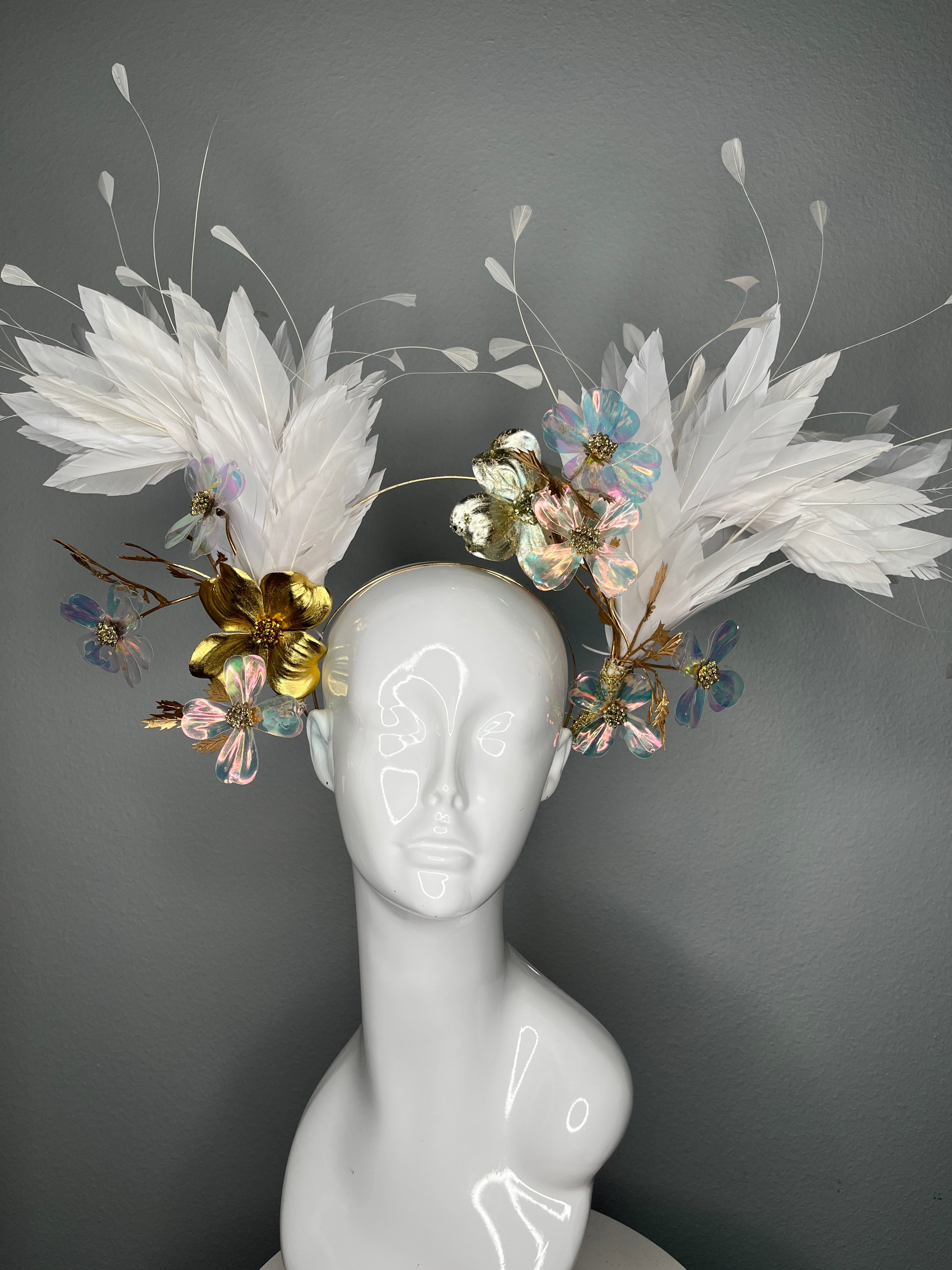 Luxuriöses weiße Federn Schillernd Blumen Gold Halo-Fascinator
