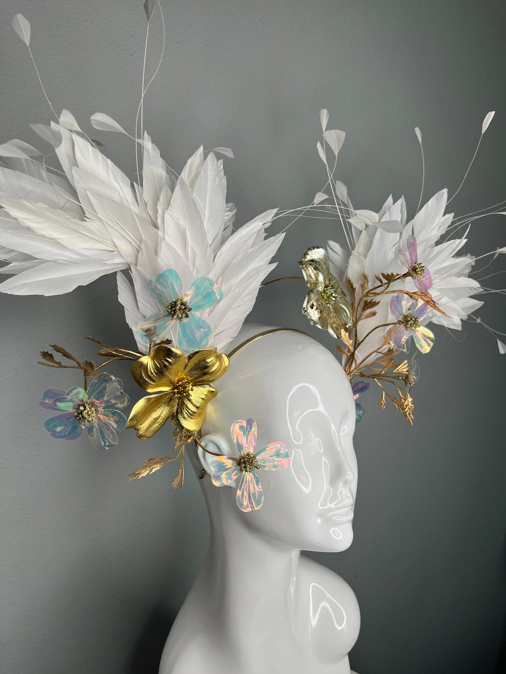 Luxuriöses weiße Federn Schillernd Blumen Gold Halo-Fascinator