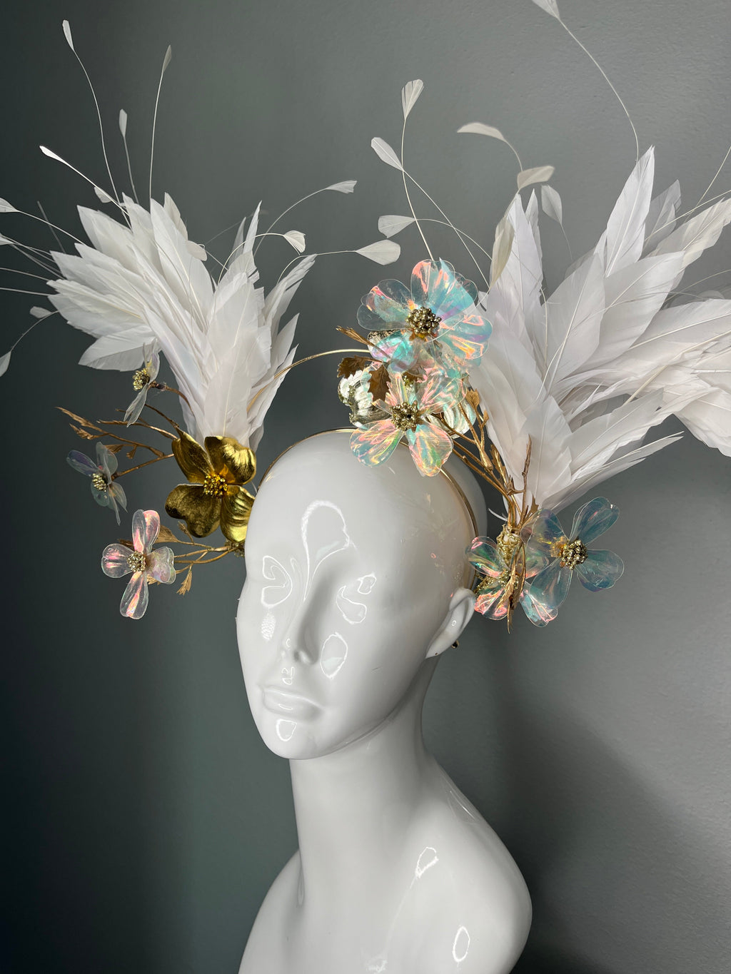 Luxuriöses weiße Federn Schillernd Blumen Gold Halo-Fascinator