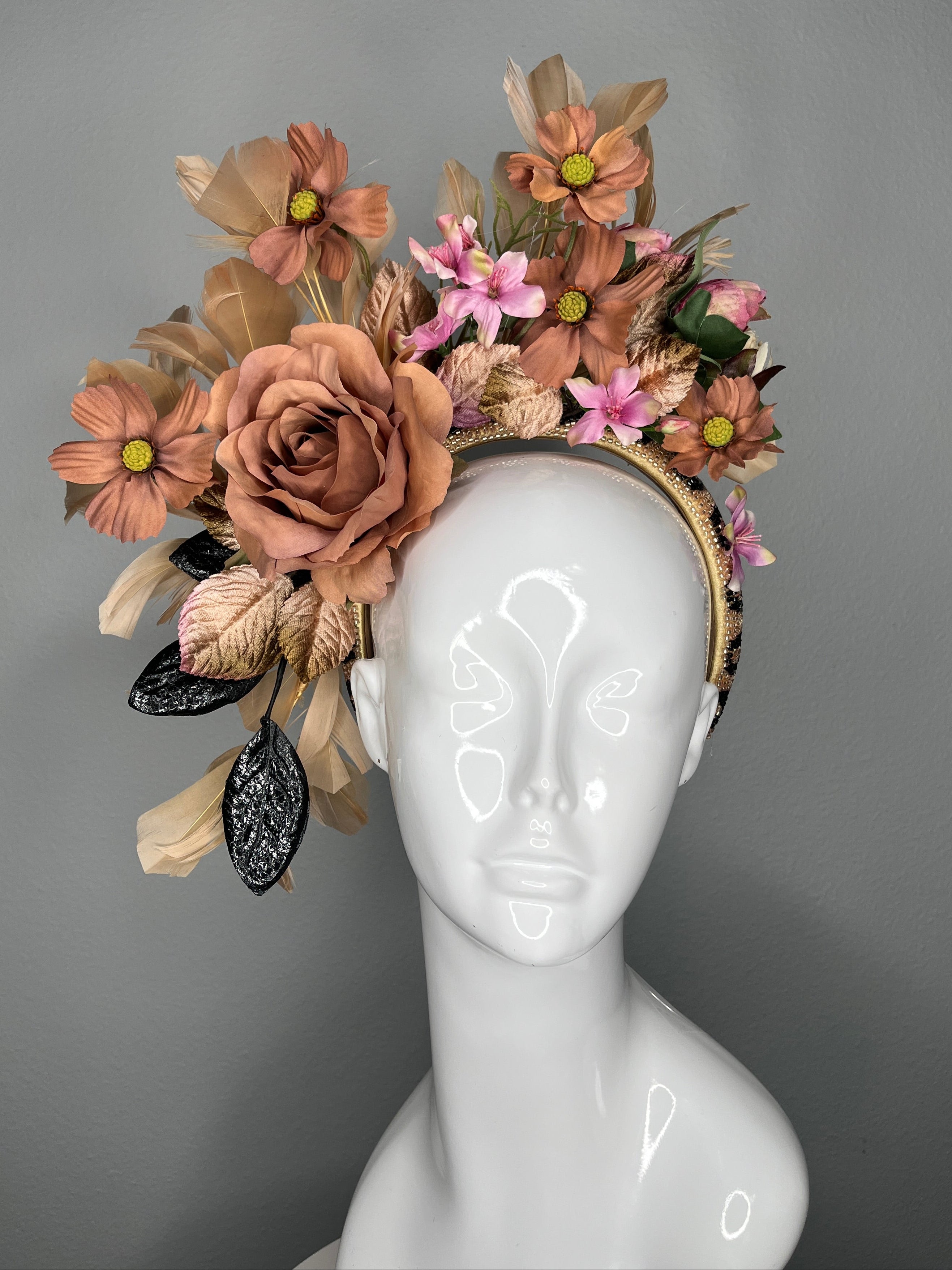 Mocha Braun Rose und Altrosa Botanical Crown Schwarz Textured Blätter Samt Blätter Faszinator