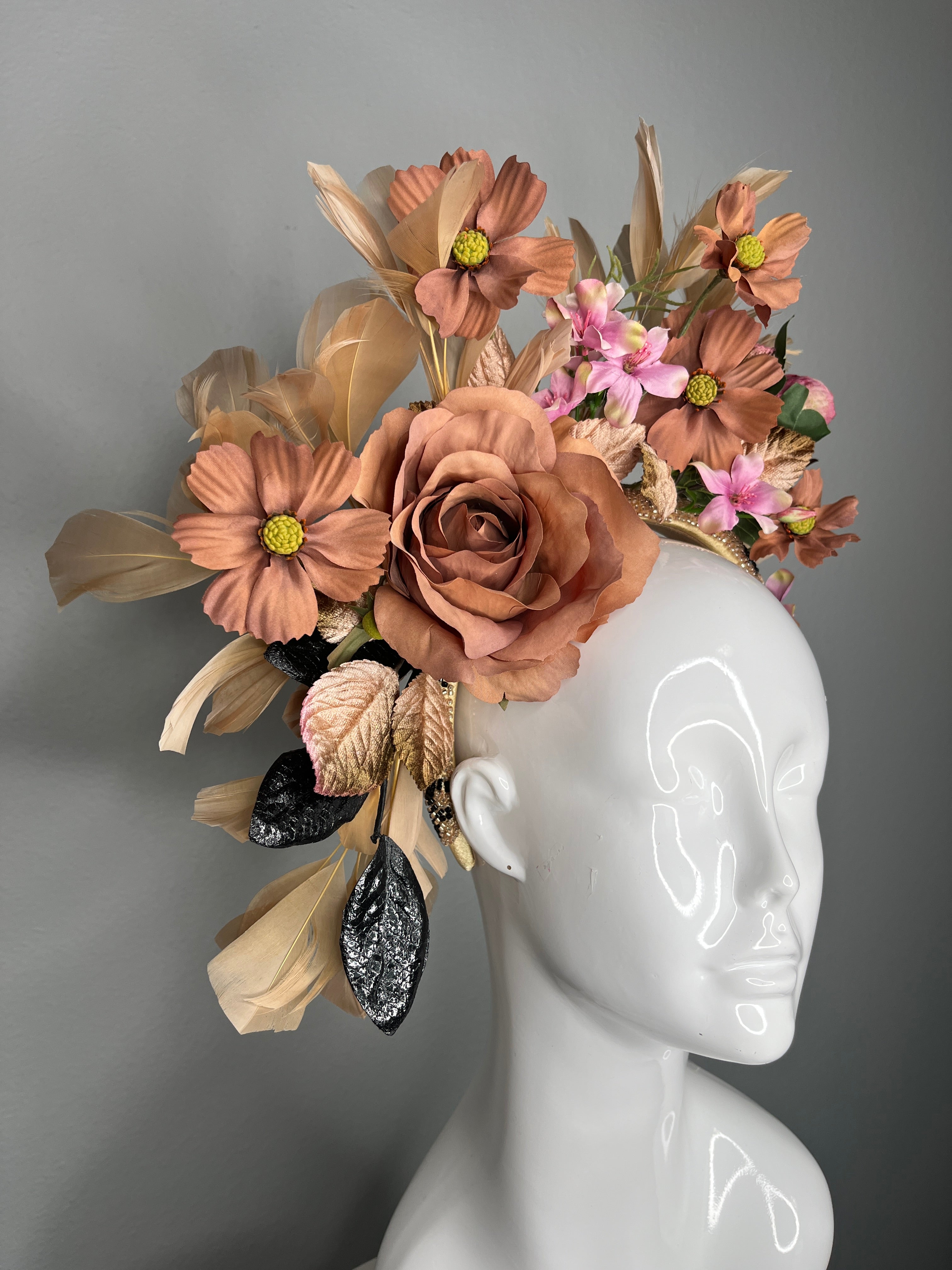 Mocha Braun Rose und Altrosa Botanical Crown Schwarz Textured Blätter Samt Blätter Faszinator