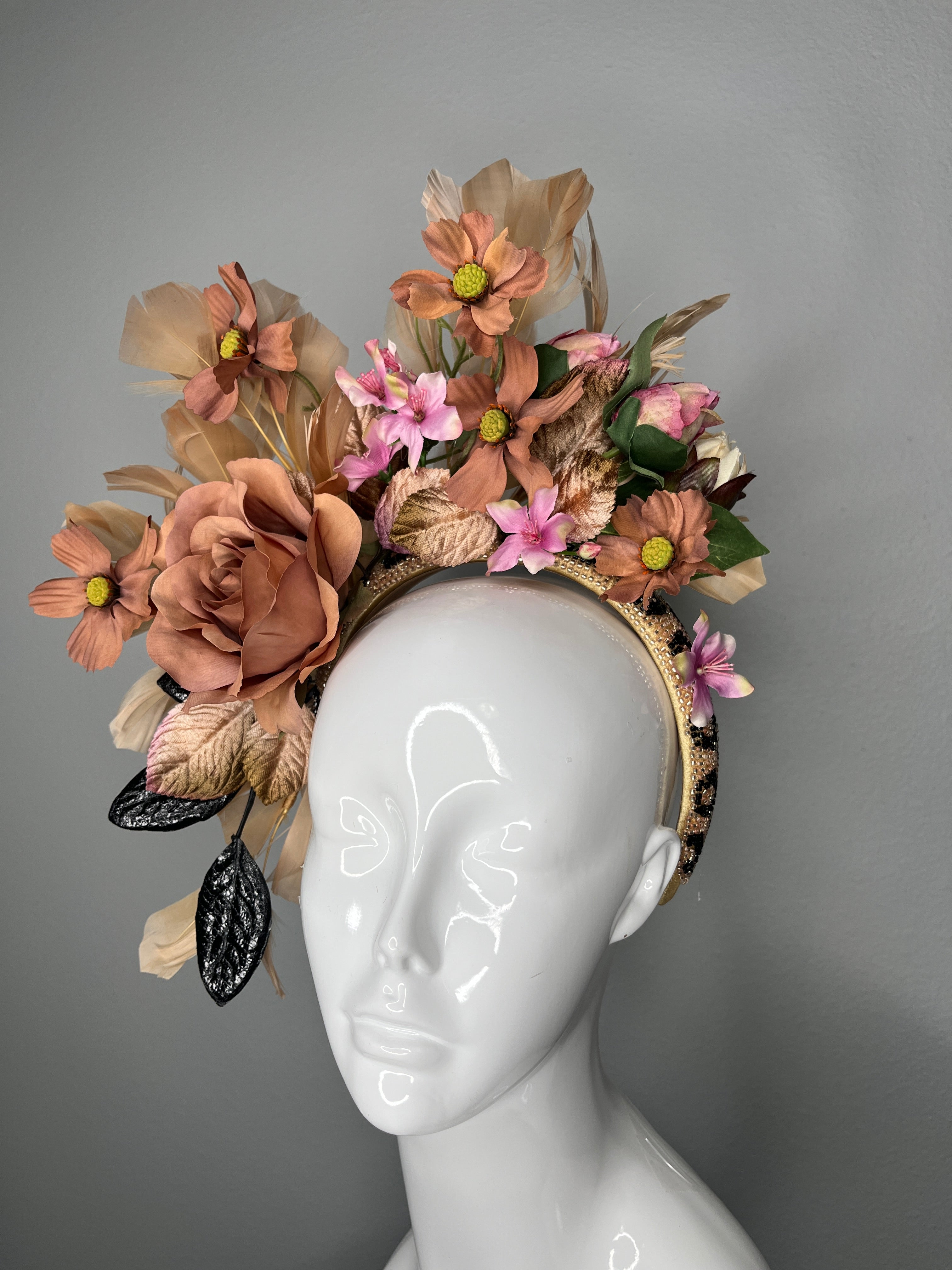 Mocha Braun Rose und Altrosa Botanical Crown Schwarz Textured Blätter Samt Blätter Faszinator