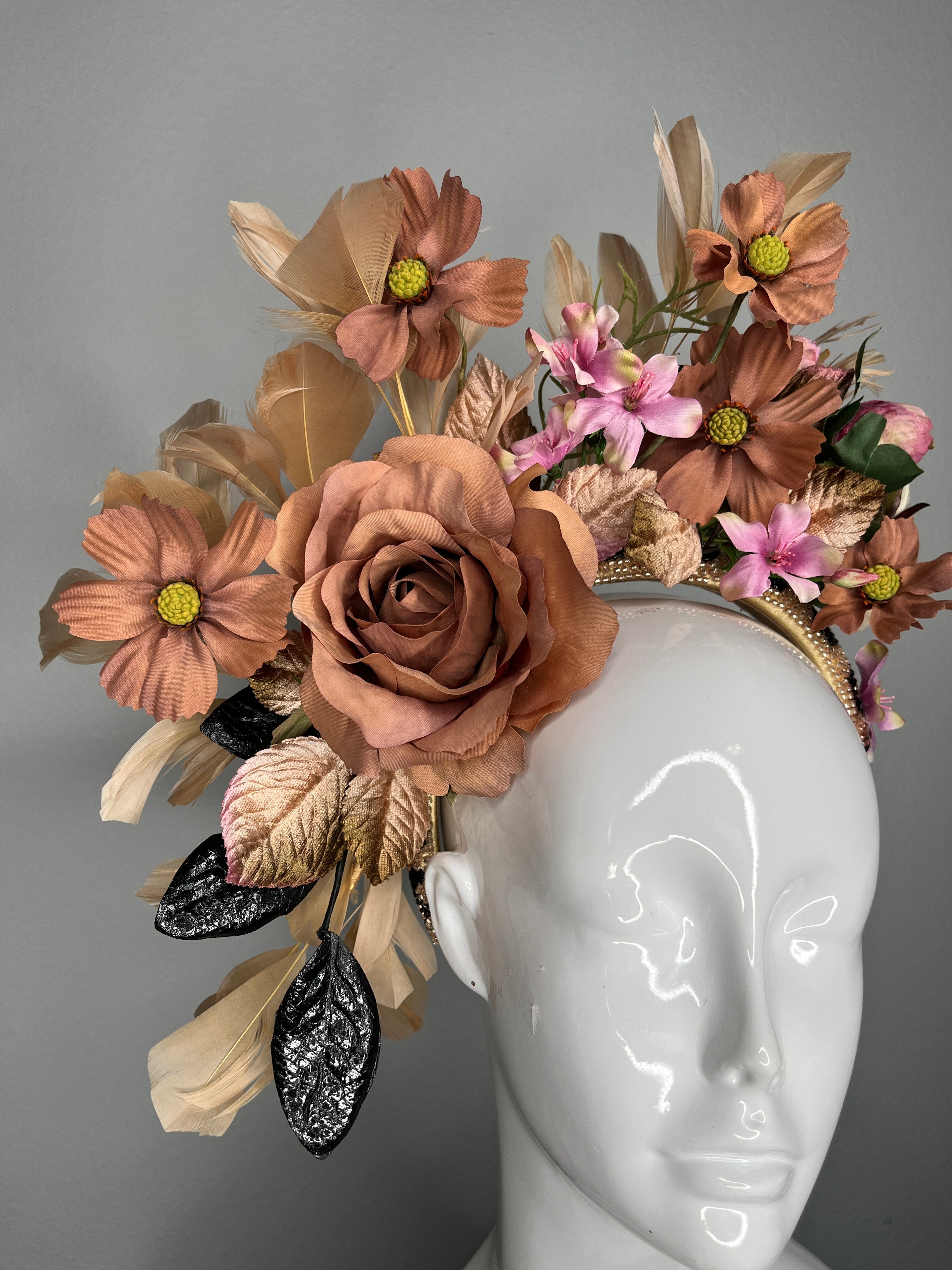 Mocha Braun Rose und Altrosa Botanical Crown Schwarz Textured Blätter Samt Blätter Faszinator