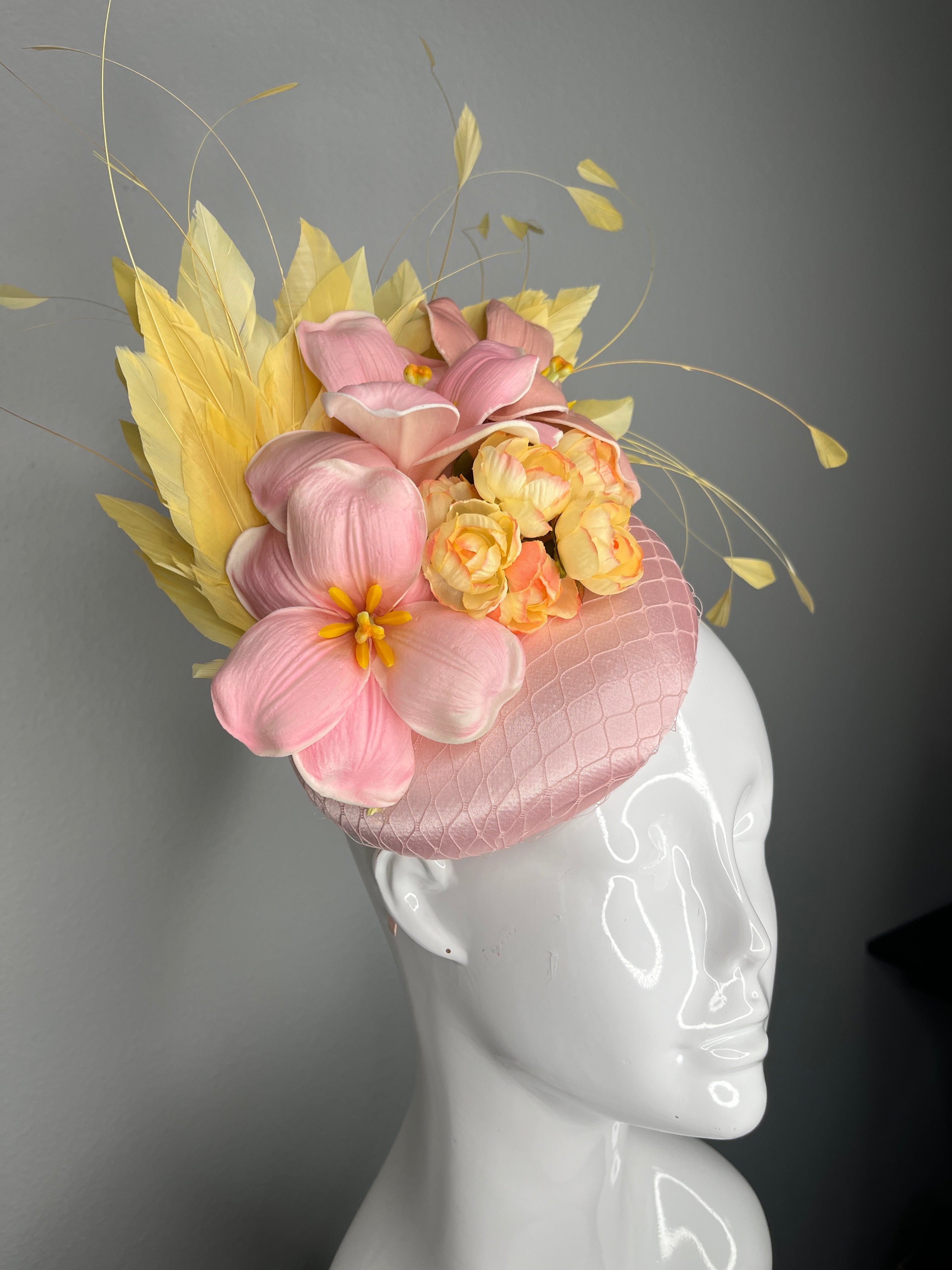 Altrosa und Buttercream Yellow Federn Lily Fascinator-Hut Race Day Hat Kentucky Derby Royal Ascot