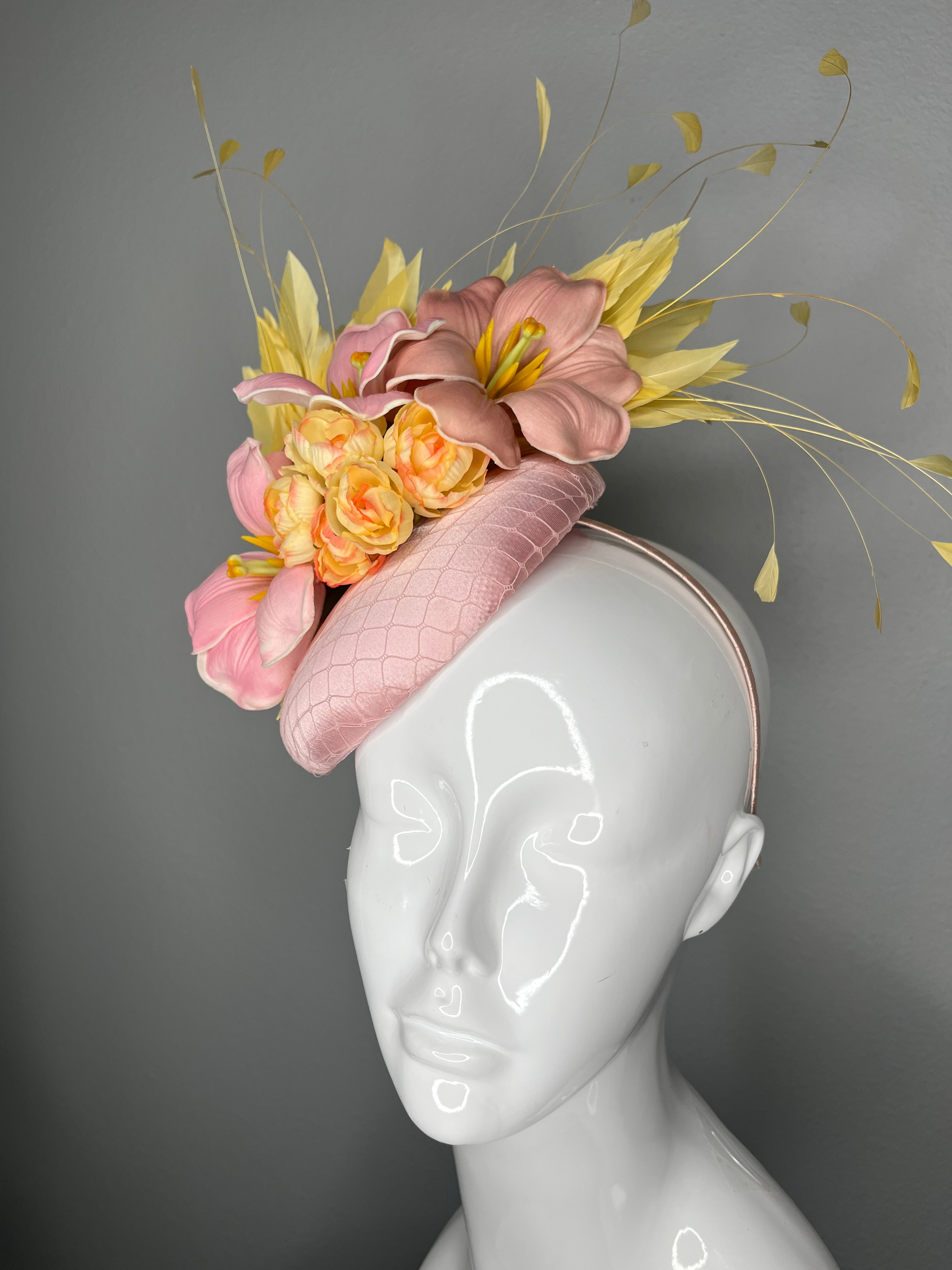 Altrosa und Buttercream Yellow Federn Lily Fascinator-Hut Race Day Hat Kentucky Derby Royal Ascot
