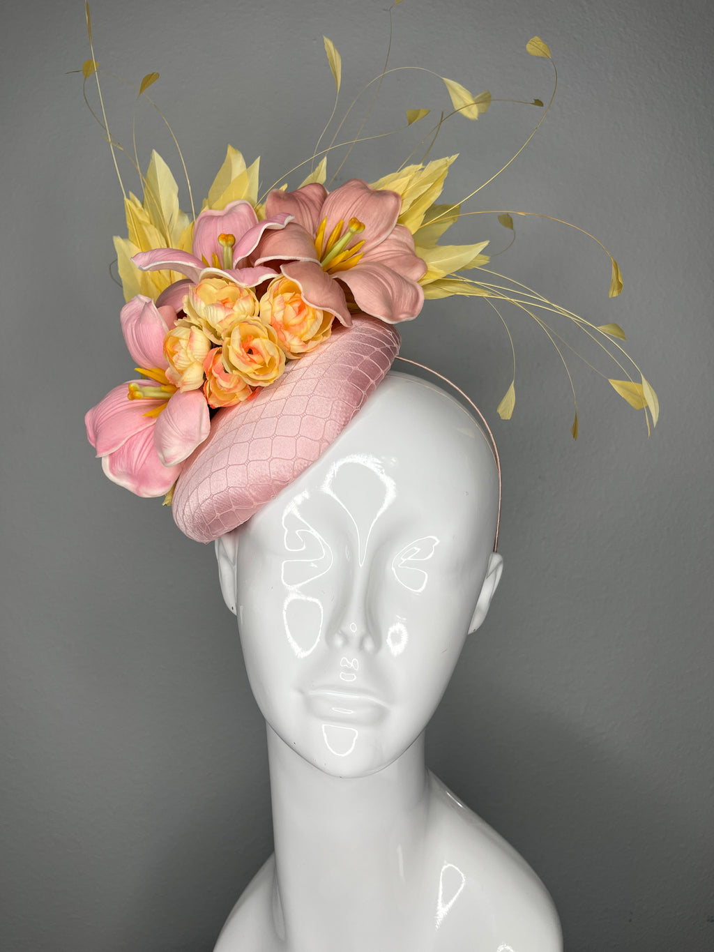 Altrosa und Buttercream Yellow Federn Lily Fascinator-Hut Race Day Hat Kentucky Derby Royal Ascot
