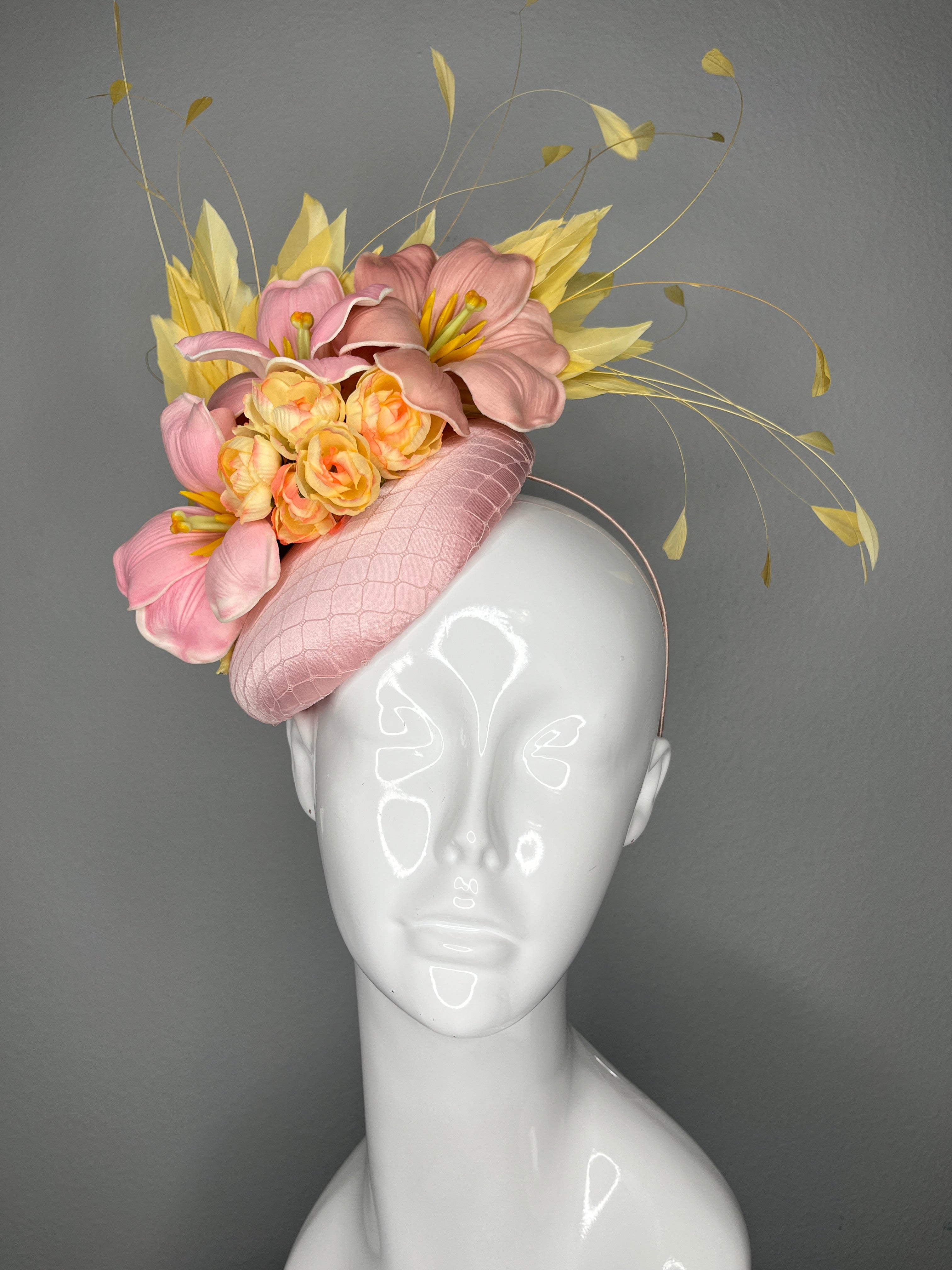 Altrosa und Buttercream Yellow Federn Lily Fascinator-Hut Race Day Hat Kentucky Derby Royal Ascot