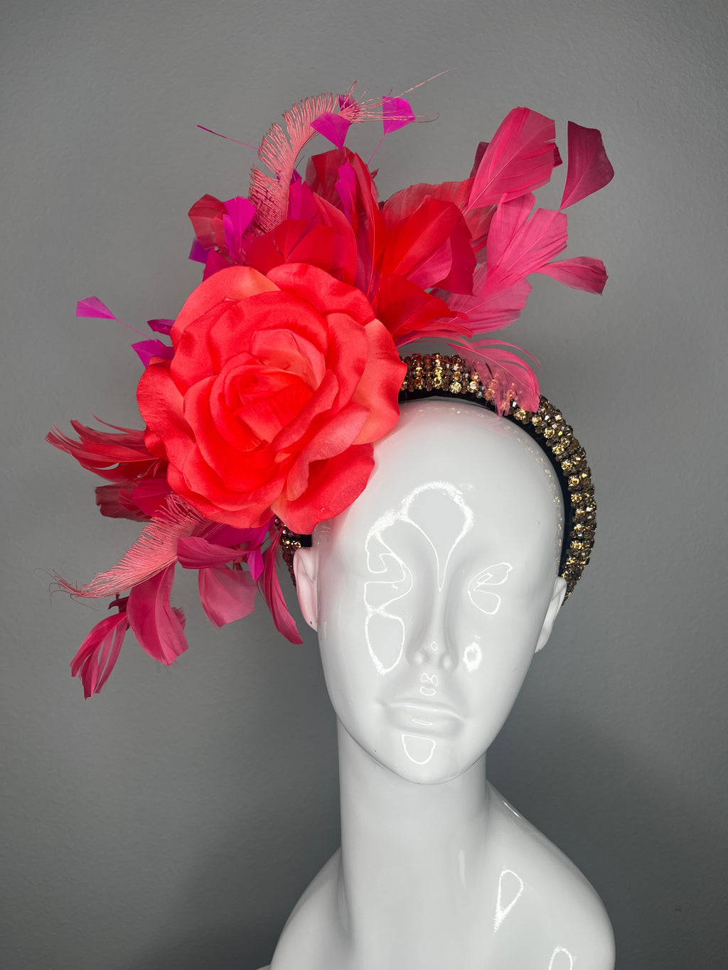 Tropischer Sonnenuntergang Coral Rose Fuchsia Rosa und Coral Feder Fascinator